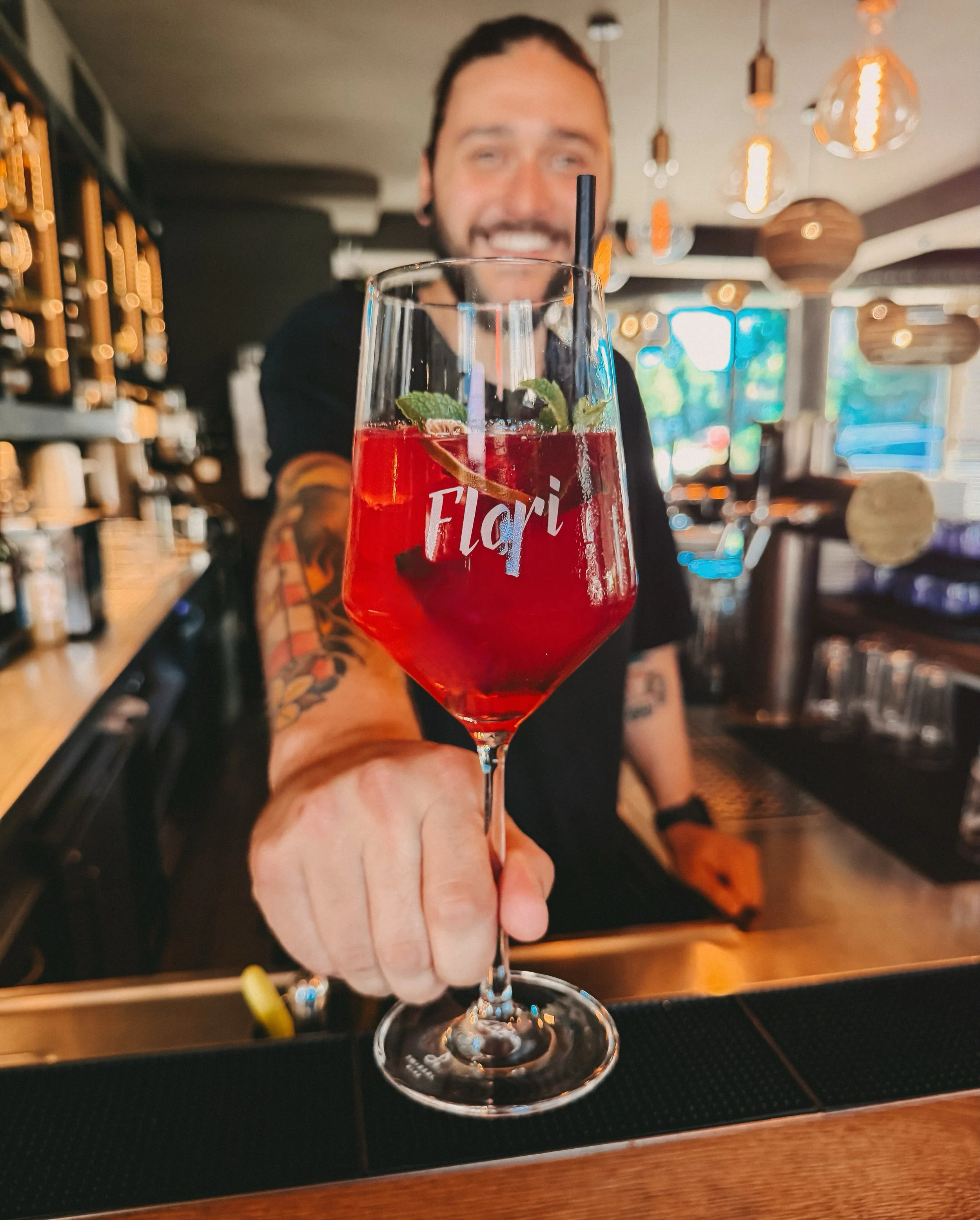 Feierabend? Erstmal &rsquo;n Spritz! 🍹

Adis mixt f&uuml;r euch saisonale Spritz-Kreationen f&uuml;r dein After Work. ✨
Also weg mit der Do-To-Liste, komm schnell rum ins Flori und lass den Tag ganz entspannt mit uns ausklingen! 🥂

#florieichenau #