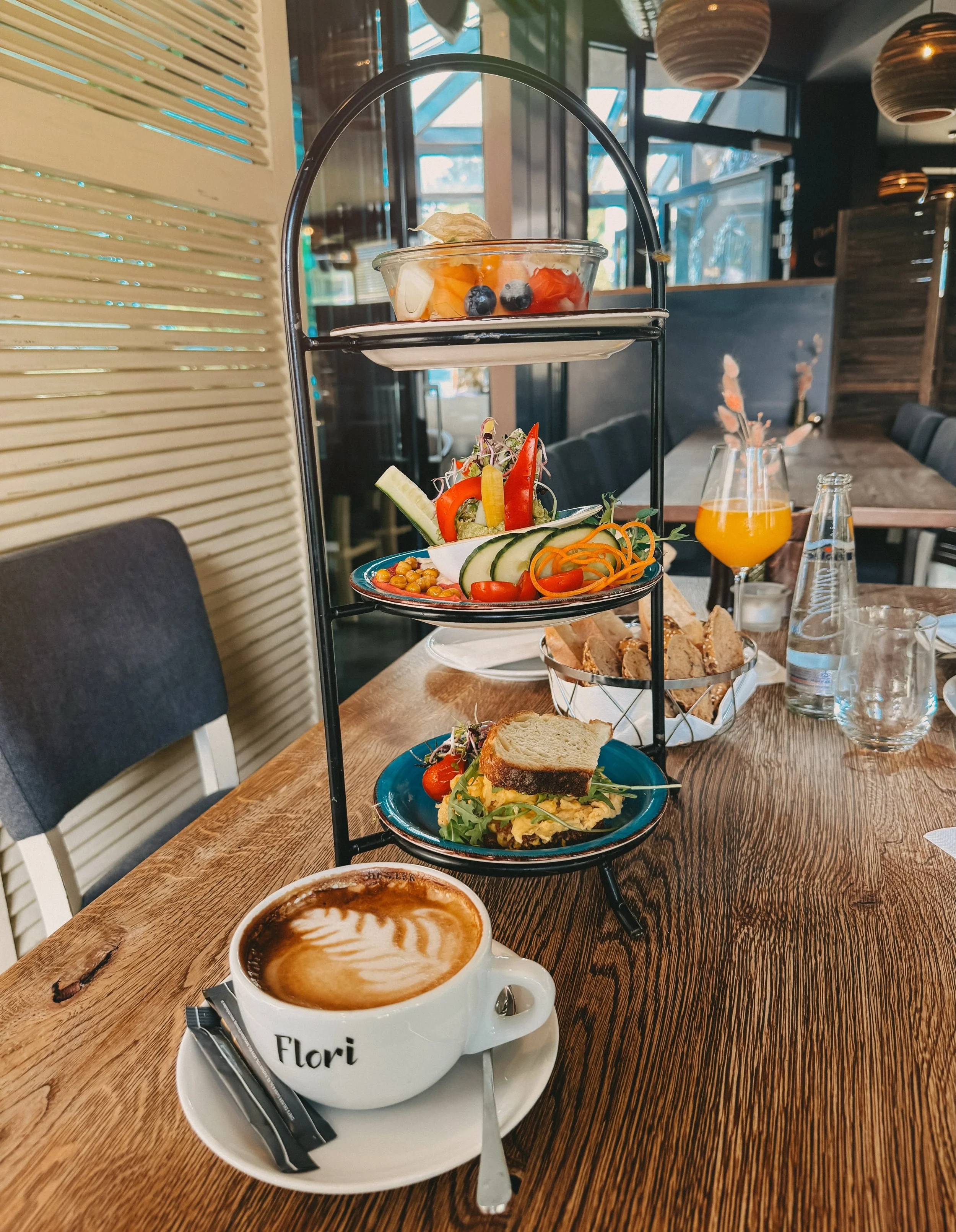 Forever Team Breakfast! 🤍

Bei uns darf das Fr&uuml;hst&uuml;ck ganz entspannt sein: Genie&szlig;e unsere Etageren, Bagels &amp; Co. samstags, sonntags und an Feiertagen bis 14 Uhr. 🥐
Mehr Zeit f&uuml;r Genuss, mehr Zeit f&uuml;r Fr&uuml;hst&uuml;c