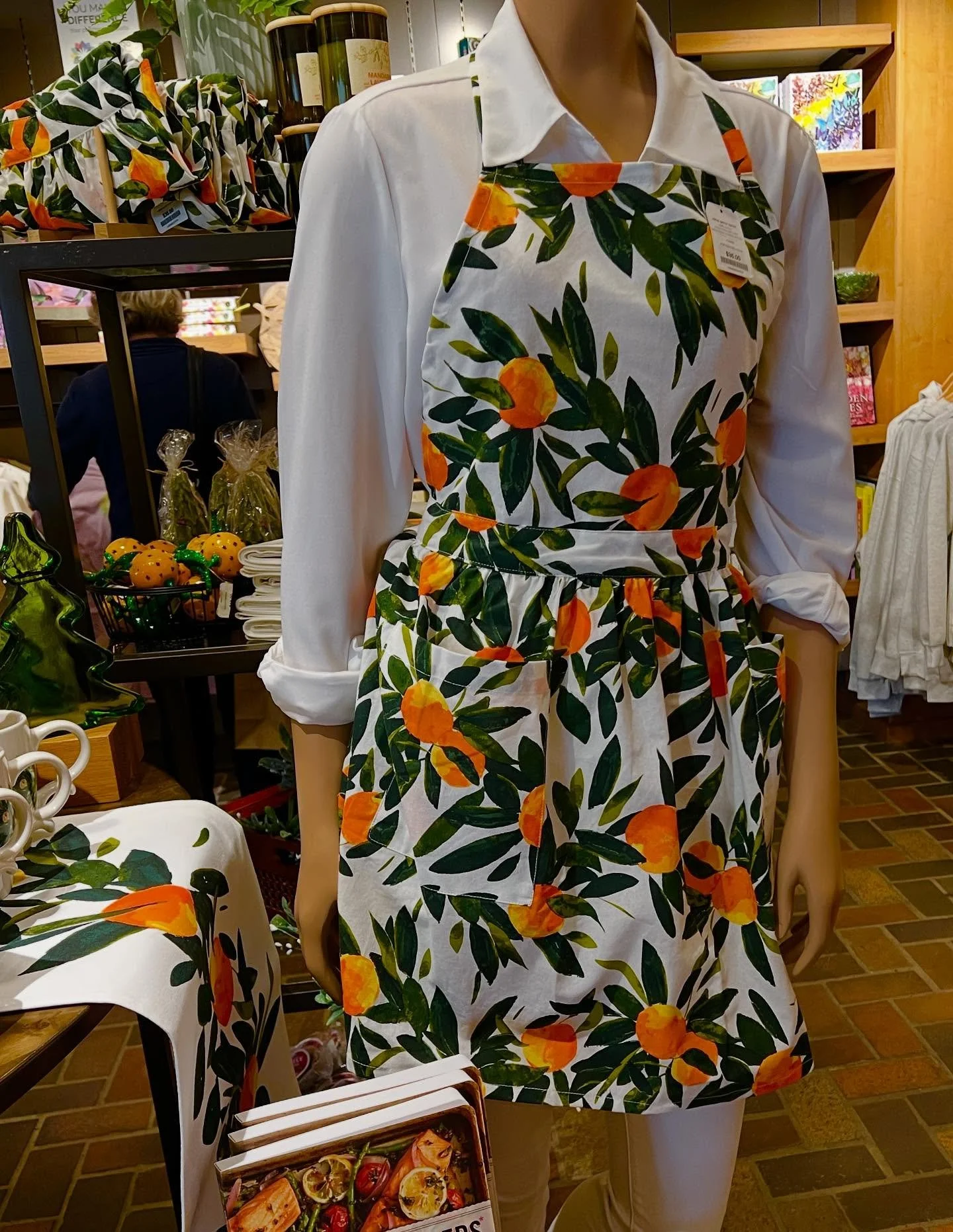 Siting of my Winter Orange collection for tag at the Chicago botanical Garden gift shop. 
.
.
.
.
.
.
#oranges #naranjos #winter #wintercollection #watercolor #watercolour #textile #textileart #textilepattern #apron #aprons #textilerunner #tabletop #