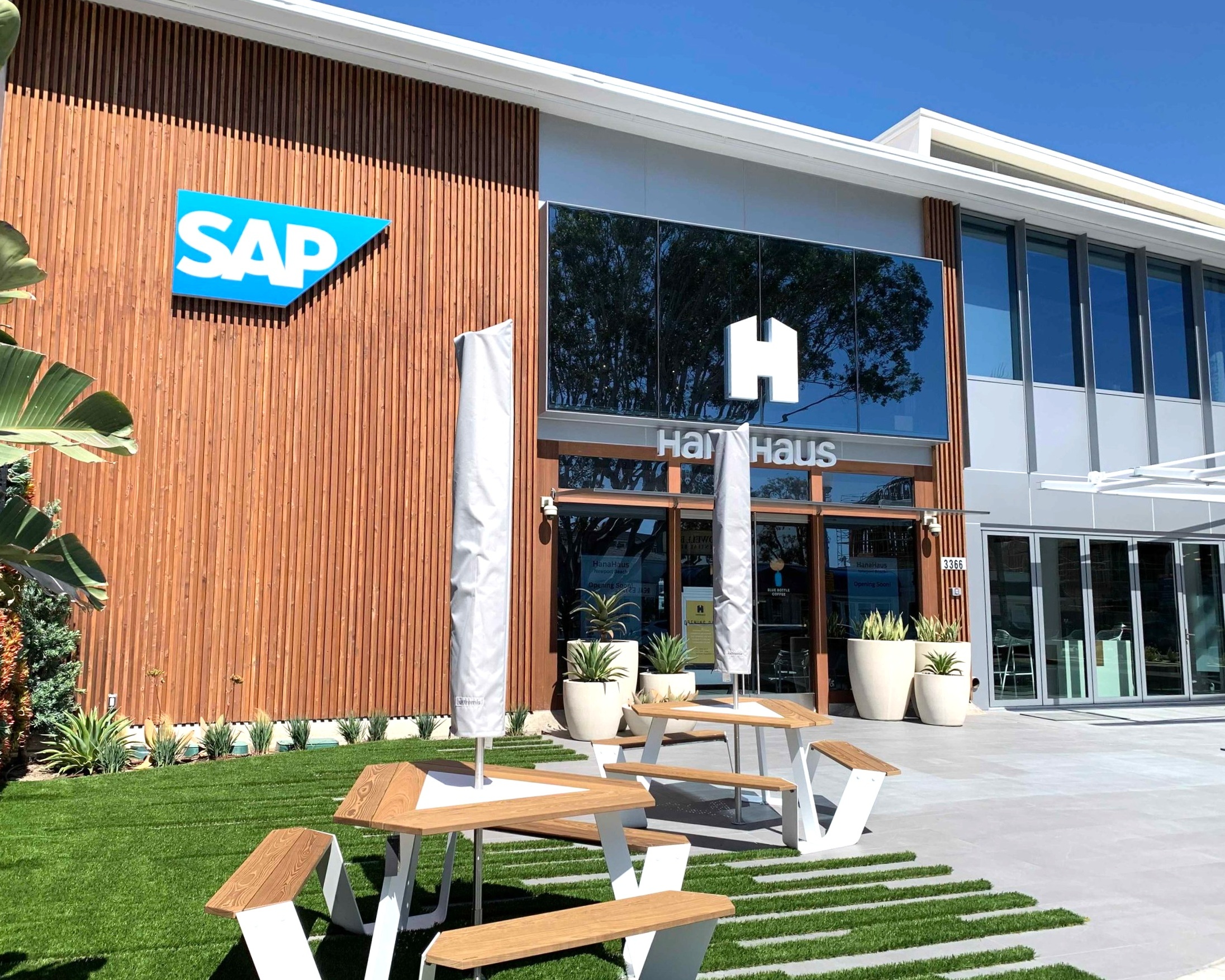 Today, the entrance of the building looks a bit different: Our goal was to create an outside seating area that welcomes customers to sit down and enjoy.
