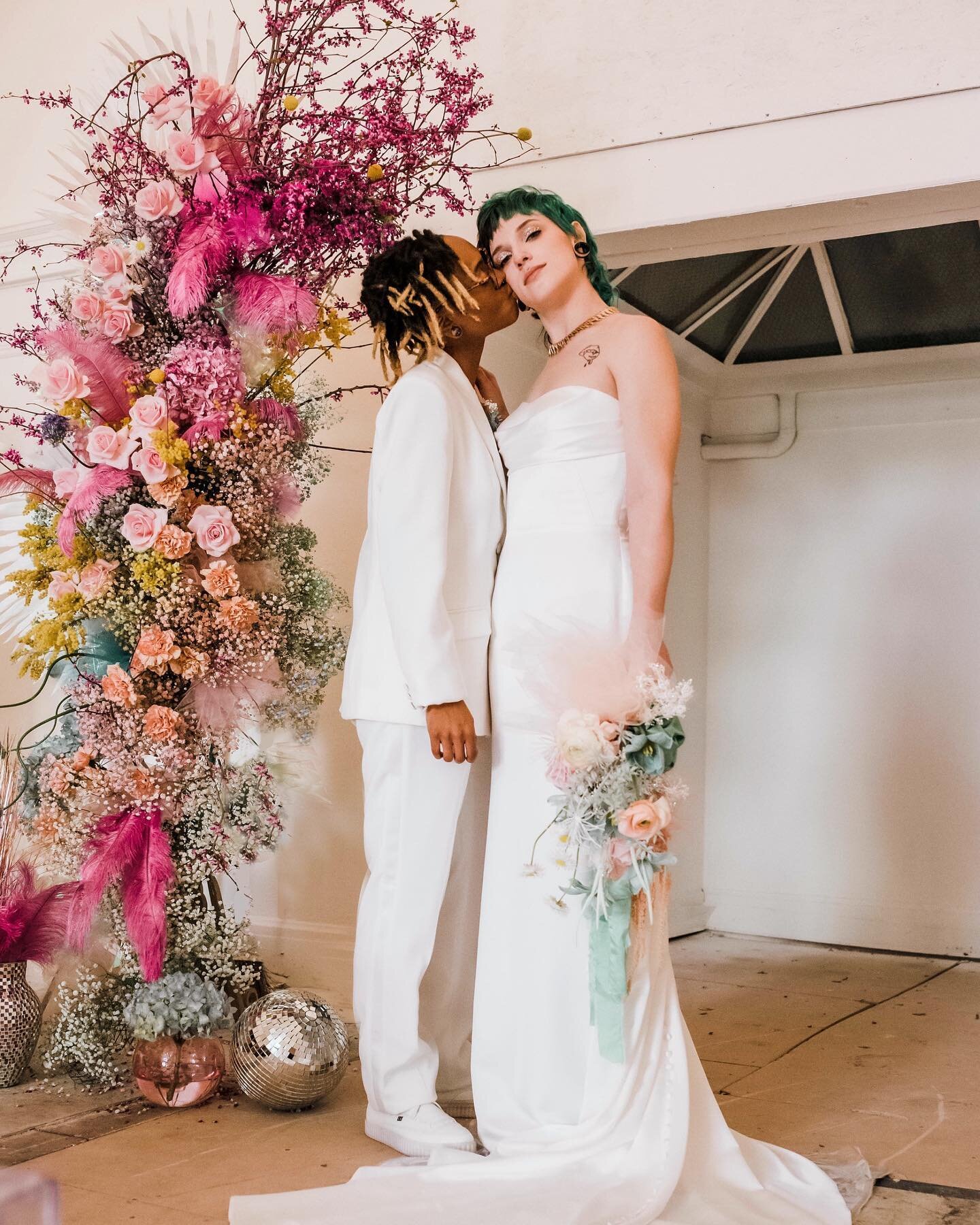 If Bowie &amp; Lisa Frank had a baby&hellip; ⚡️💚🦄

Concept/Planning/Design @goodstockca
Concept/Photography @velvetinkphotography / @ames.img + @alexlubz
Desserts @houseoficecream_
Floral @jackiesflowers_
Hair @jenakinghair 
MUA @josannamua
Invitat