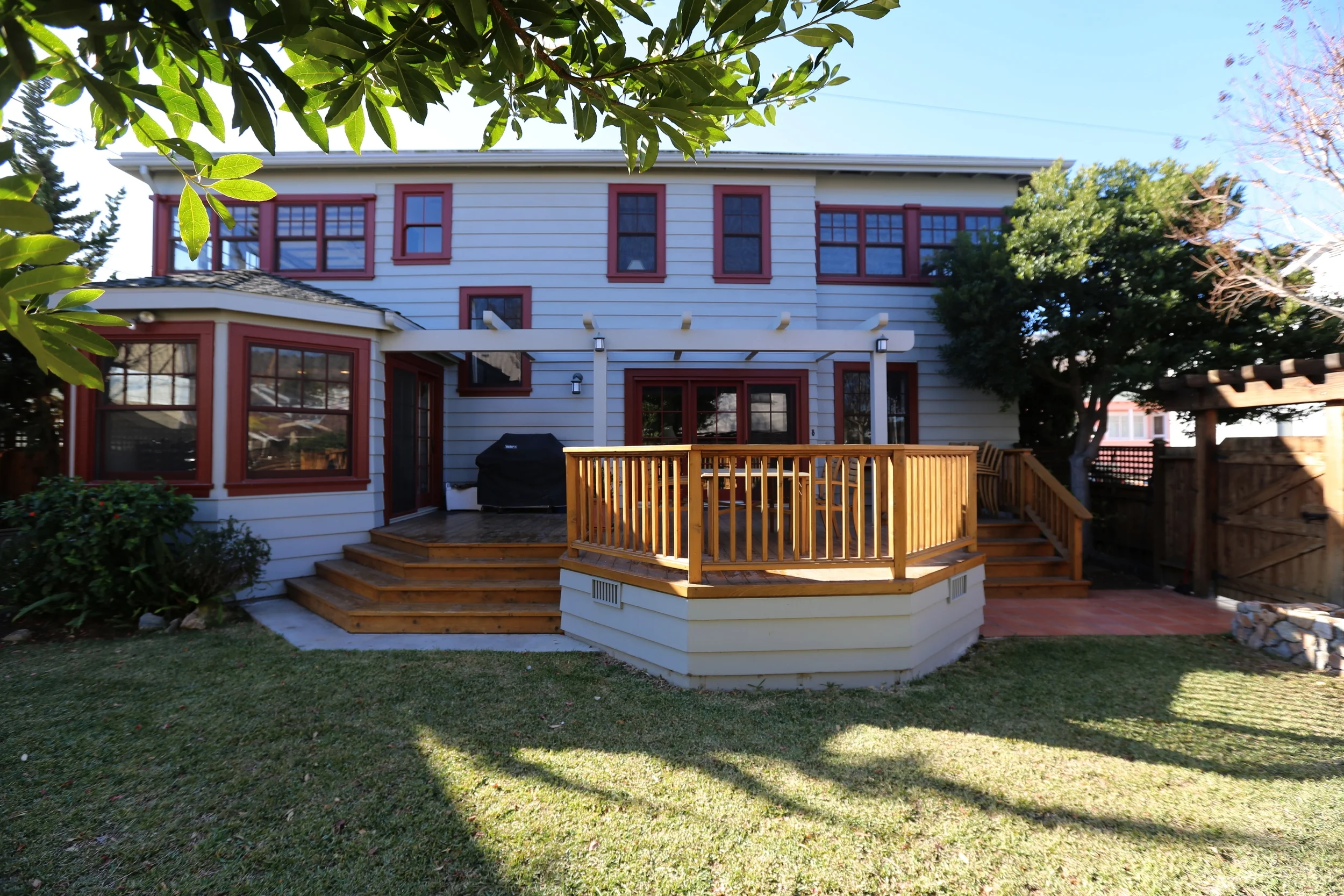  The family undertook a fourteen-month renovation to reconstruct and fully modernize the kitchen, bathrooms, and home systems, all with painstaking attention to the home’s architecture and period detail. Since then, Vans’ Camp has been immaculately m