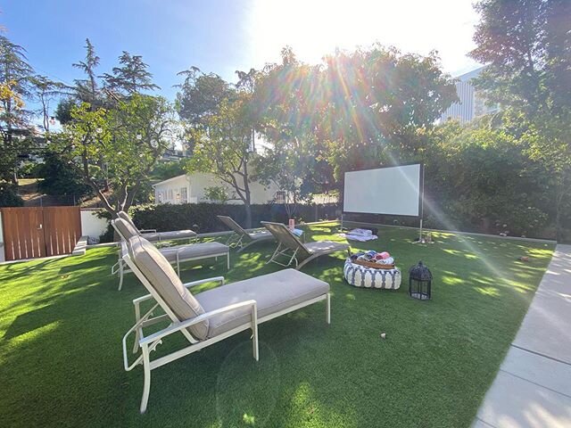 Tired of watching Netflix from your couch? Shake things up and create an outdoor movie experience with your quarantine crew! 🎥 🍿Setup by @padanoproductions