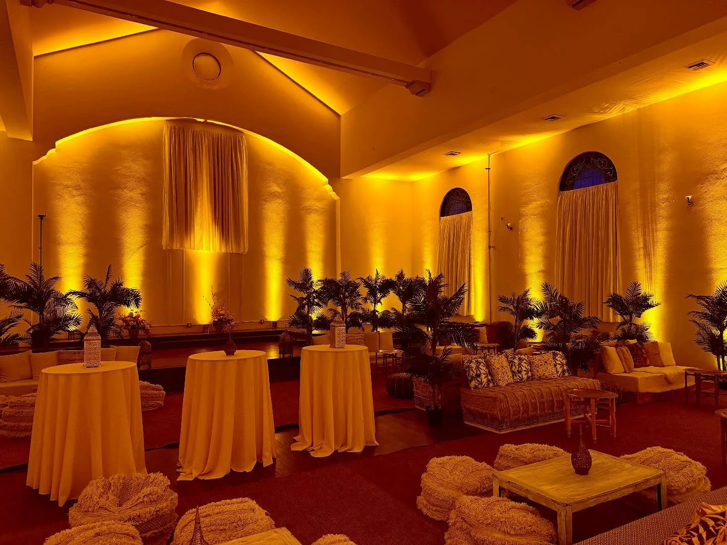 Lighting makes all the difference and will transform any space and event! ✨🪩 Swipe for the before shot. 
.
.
.
.
.
#specialevent #decor #lightingdesign #classic #luxuryevent #audiovisual #gala #banquet #nonprofit #eventdesign #decor #global #instalo