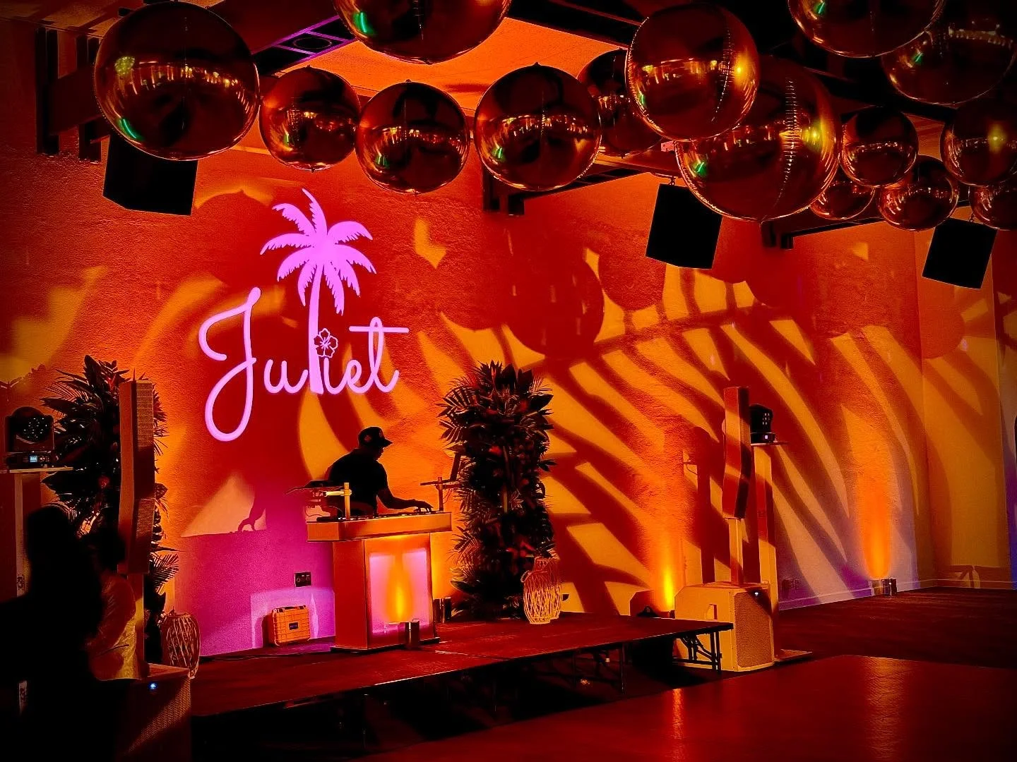 🌴🌺 Warm sunset lighting transformed the room into a relaxed island atmosphere, turning a simple space into a small escape. 

 
#EventProduction #EventDesign #EventLighting #EventDecor #EventStyling #EventInspo #EventProfs #EventSetup #EventVibes #L