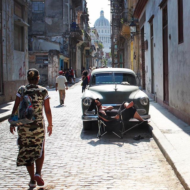 The street scene in Old Havana. #🇨🇺 #cuba #lahabana #lahabanavieja #streetscene #cityscape #citylife #travel #travelpics #travelgram