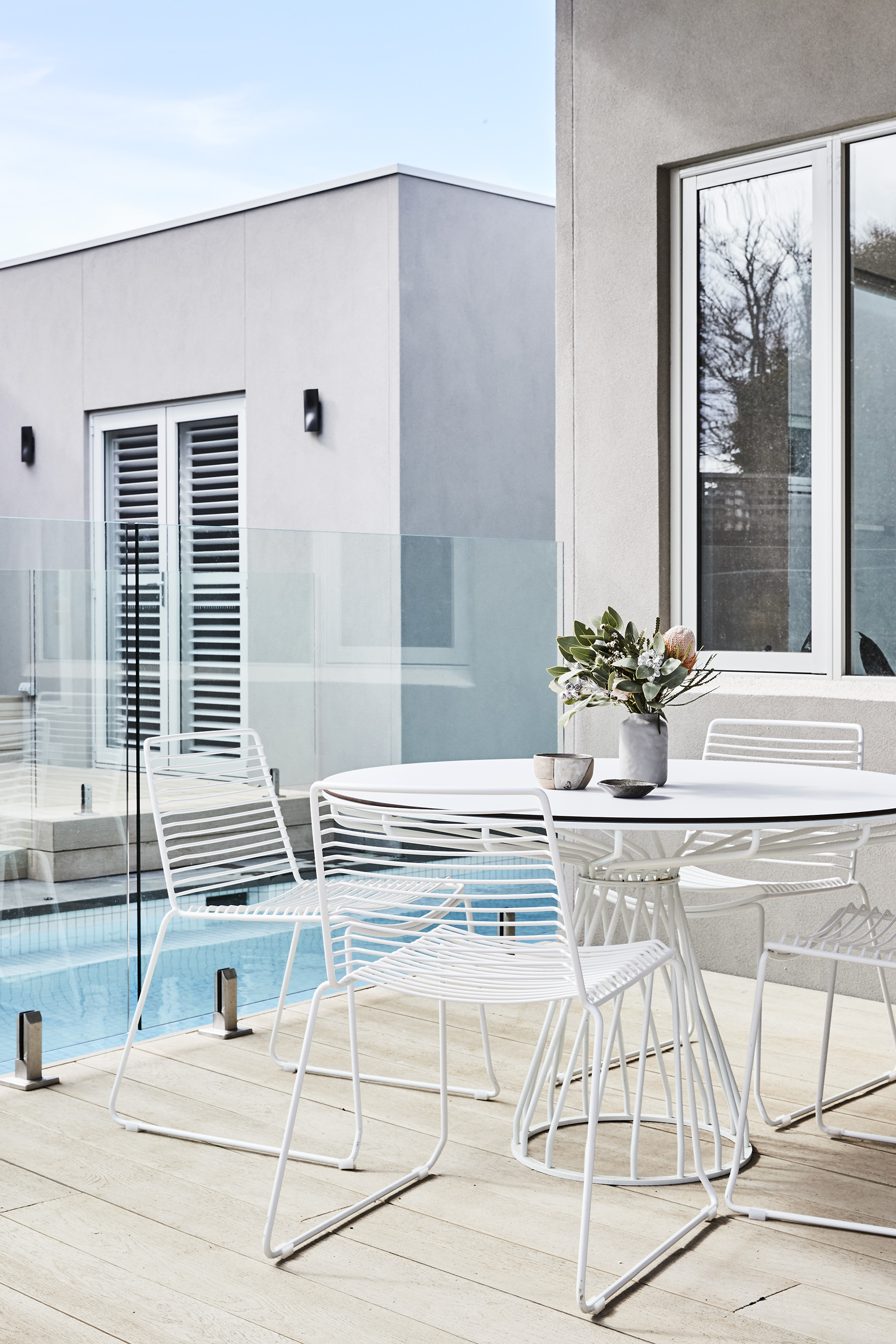 Velletri outdoor dining table with white laminate top and chairs, Huset .