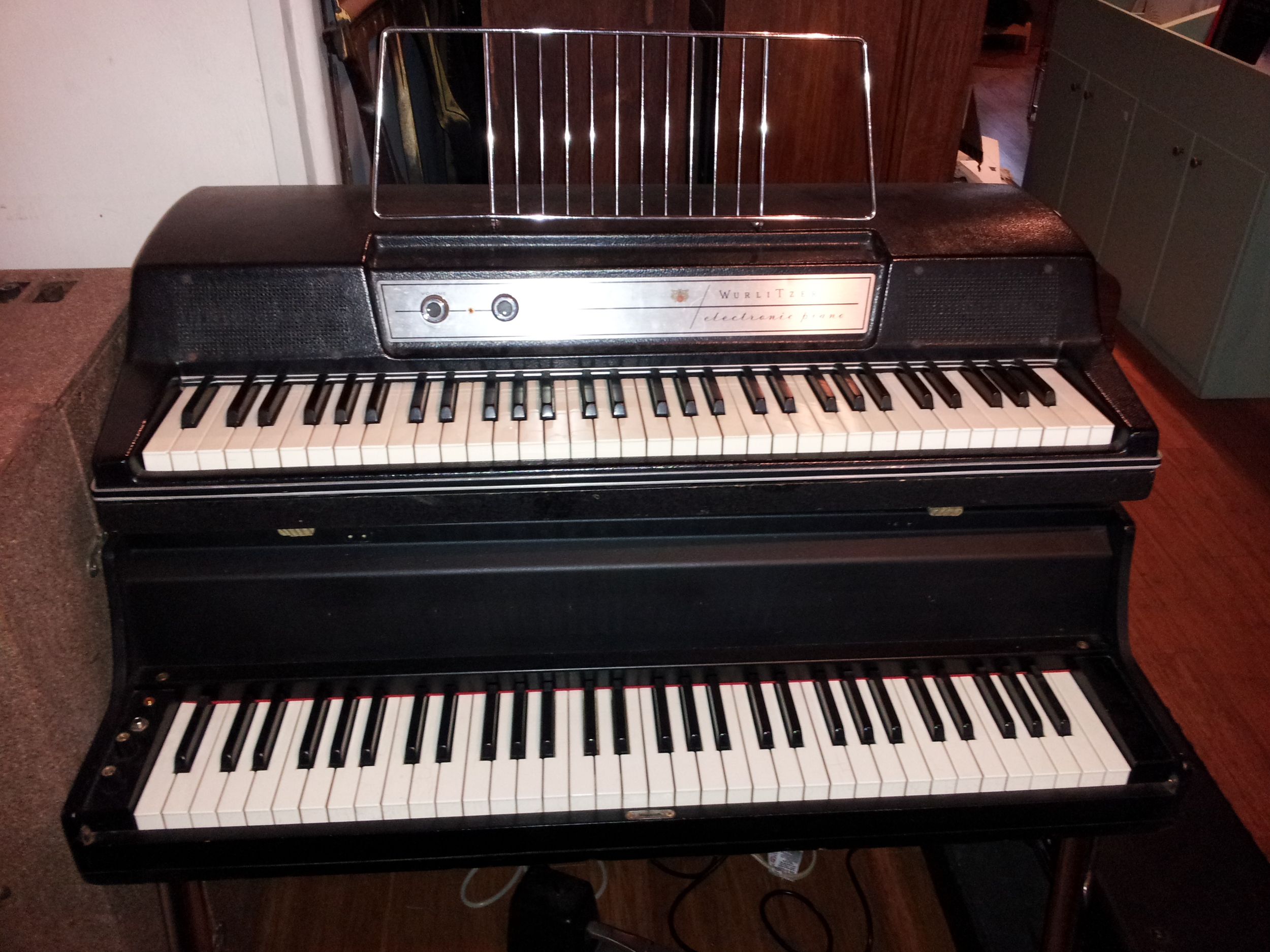 Wurlitzer 200 on Wurlitzer 140B