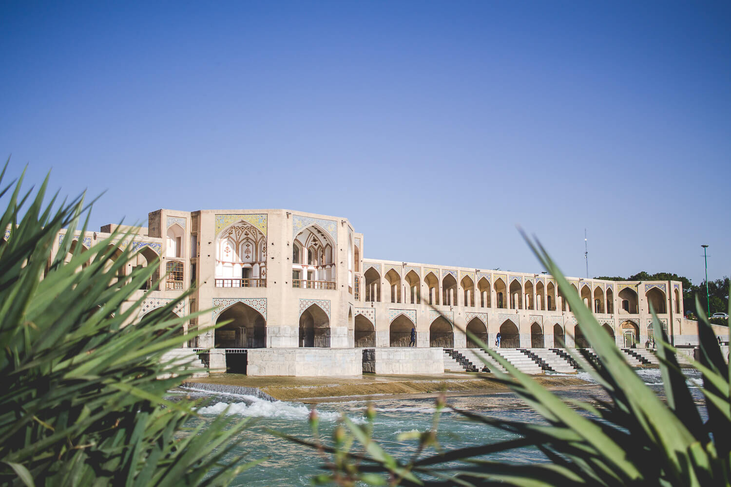 Esfahan Siosepol - Mekong more color white Korektur.jpg