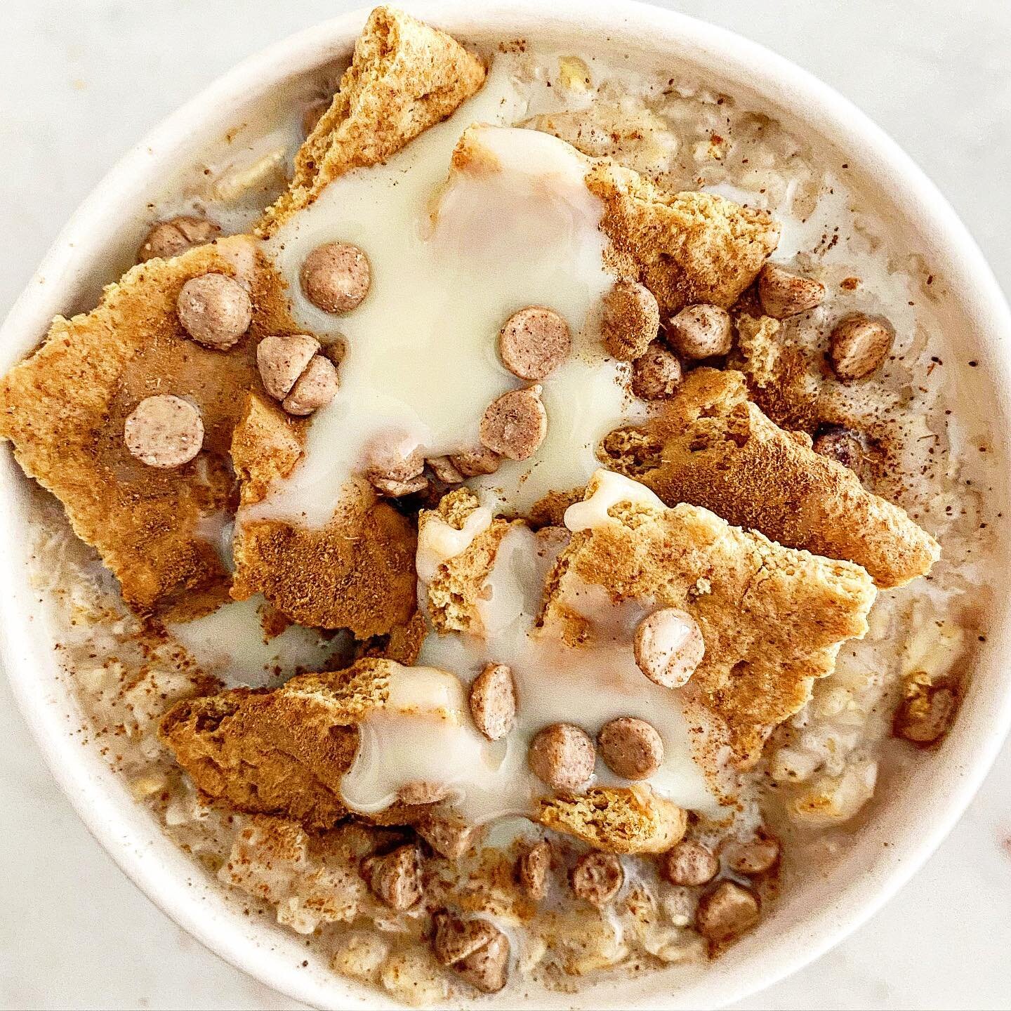 Can you smell the cinnamon? This oatmeal combo tastes just like the best warm &amp; gooey cinnamon rolls you&rsquo;ve ever had!
Swirl some brown sugar &amp; cinnamon into your oatmeal. Top with crumbled graham crackers, @nutsdotcom cinnamon chips (th