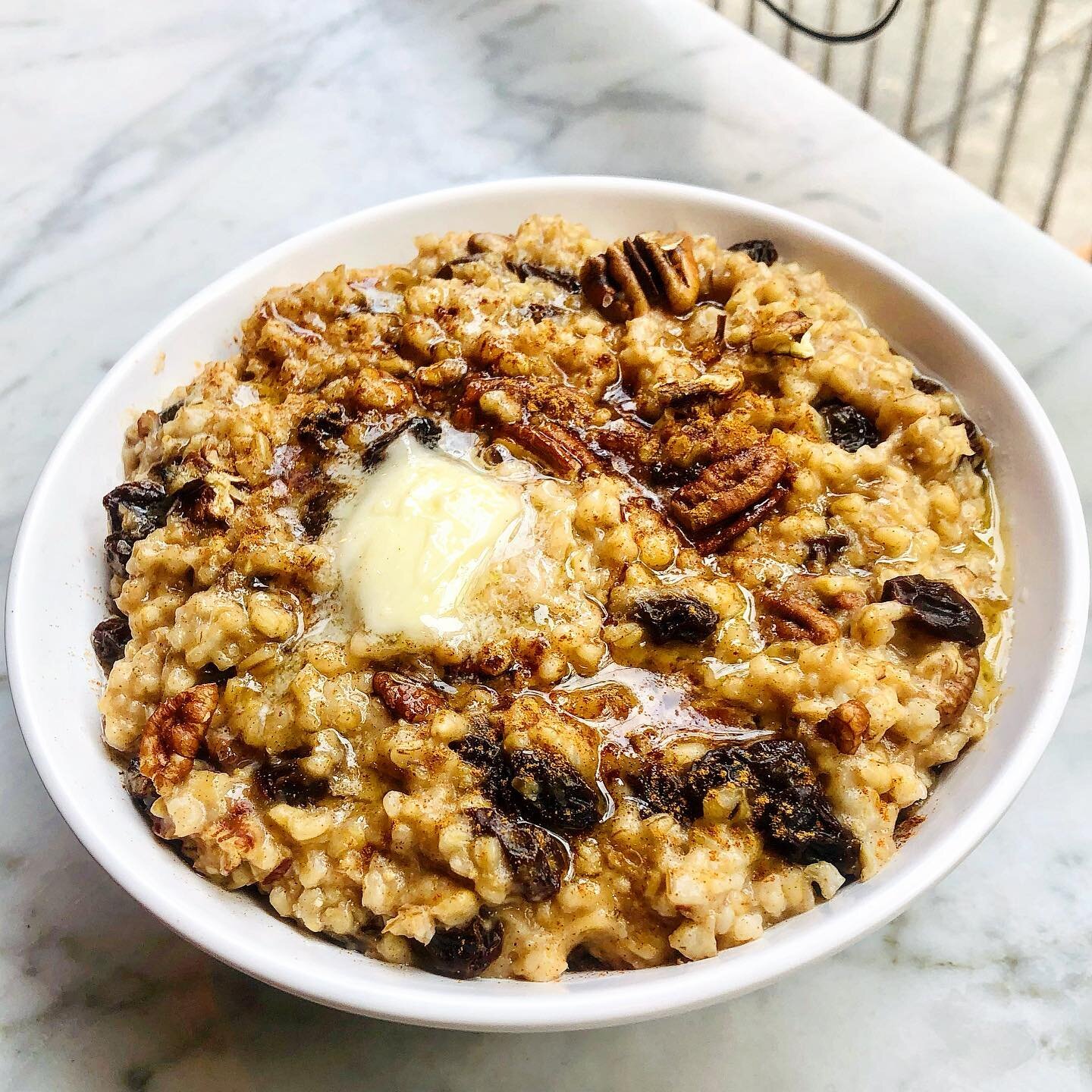 When the butter melts just right&hellip;😋
Try adding a bit of butter and a pinch of flaky sea salt to your oatmeal for a transformative experience. Paired here with dark raisins, roasted pecans, and cinnamon.