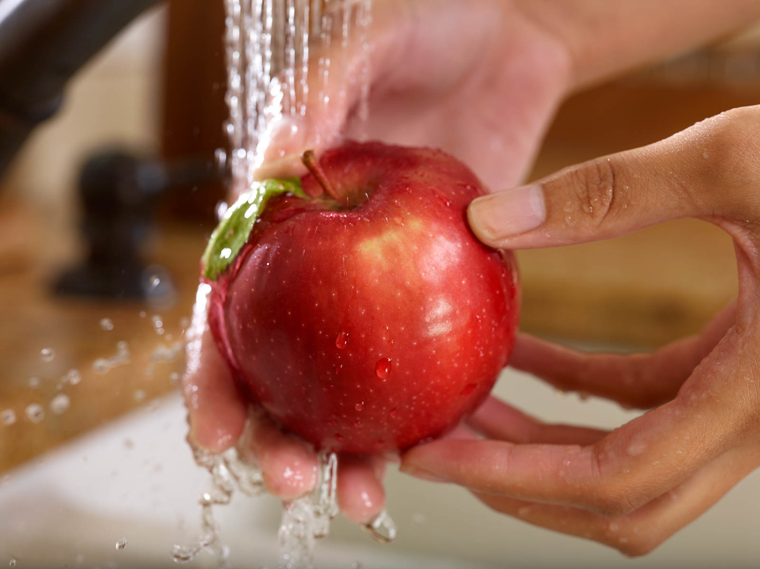membersihkan apel