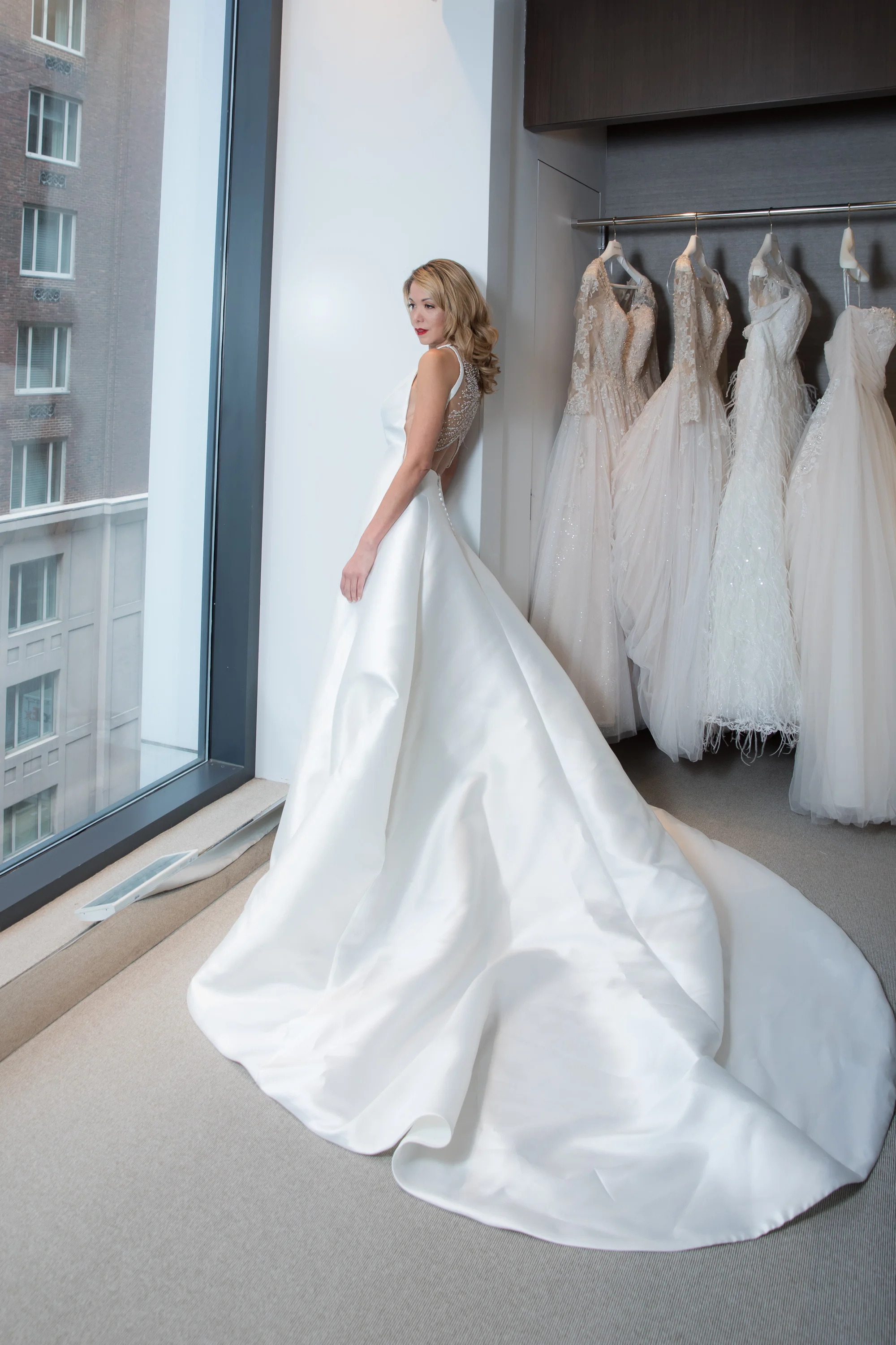 Vestido Pronovias - Cruise 2020 Collection - Vestido en mikado corte A con escote barco y espalda bordada sobre tul ilusión - Foto: Vera Franceschi