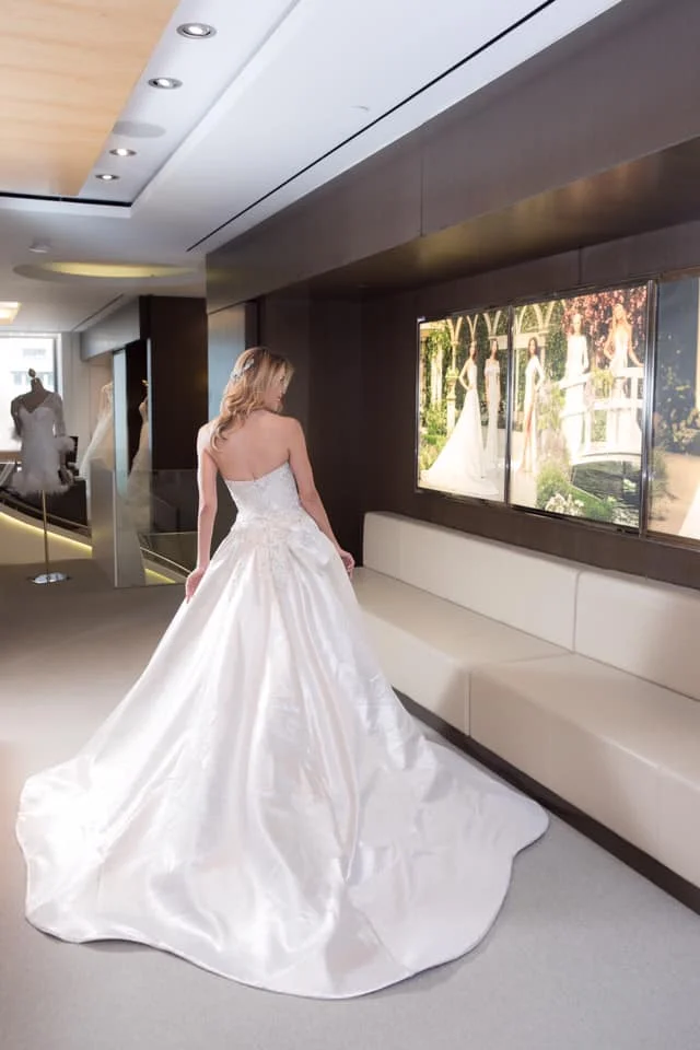 Vestido Pronovias - Cruise 2020 Collection - Vestido en perlado metálico con bordado brillante sobre el escote corazón - Foto Vera Franceschi