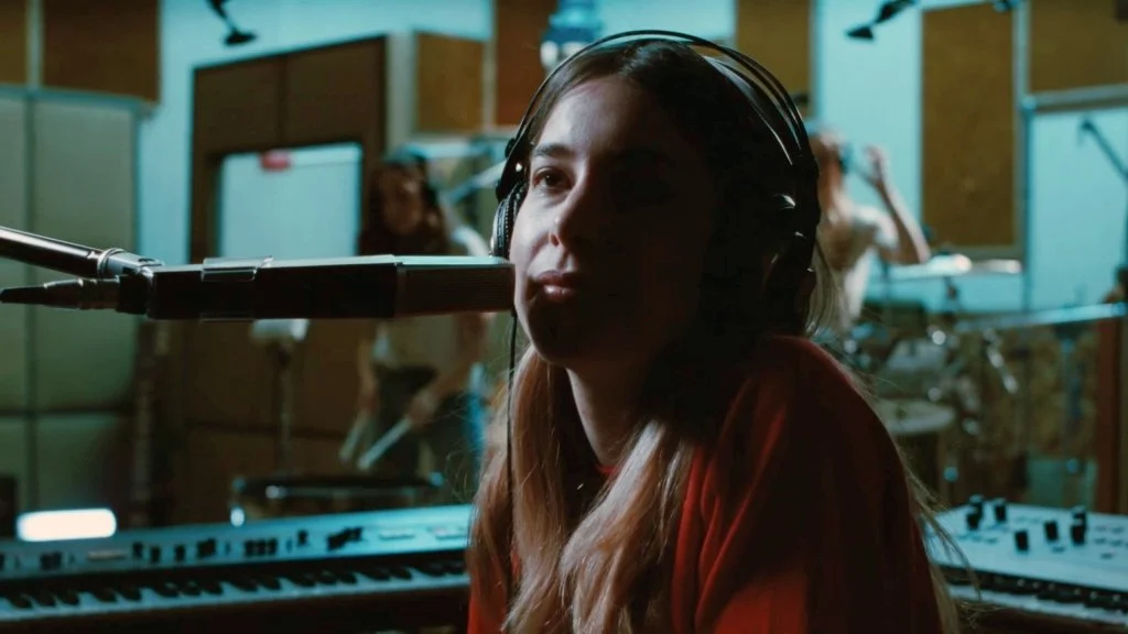 haim-valentine-paul-thomas-anderson-f8251555-ca8b-4fe6-919e-2f4180f7afd2.jpeg