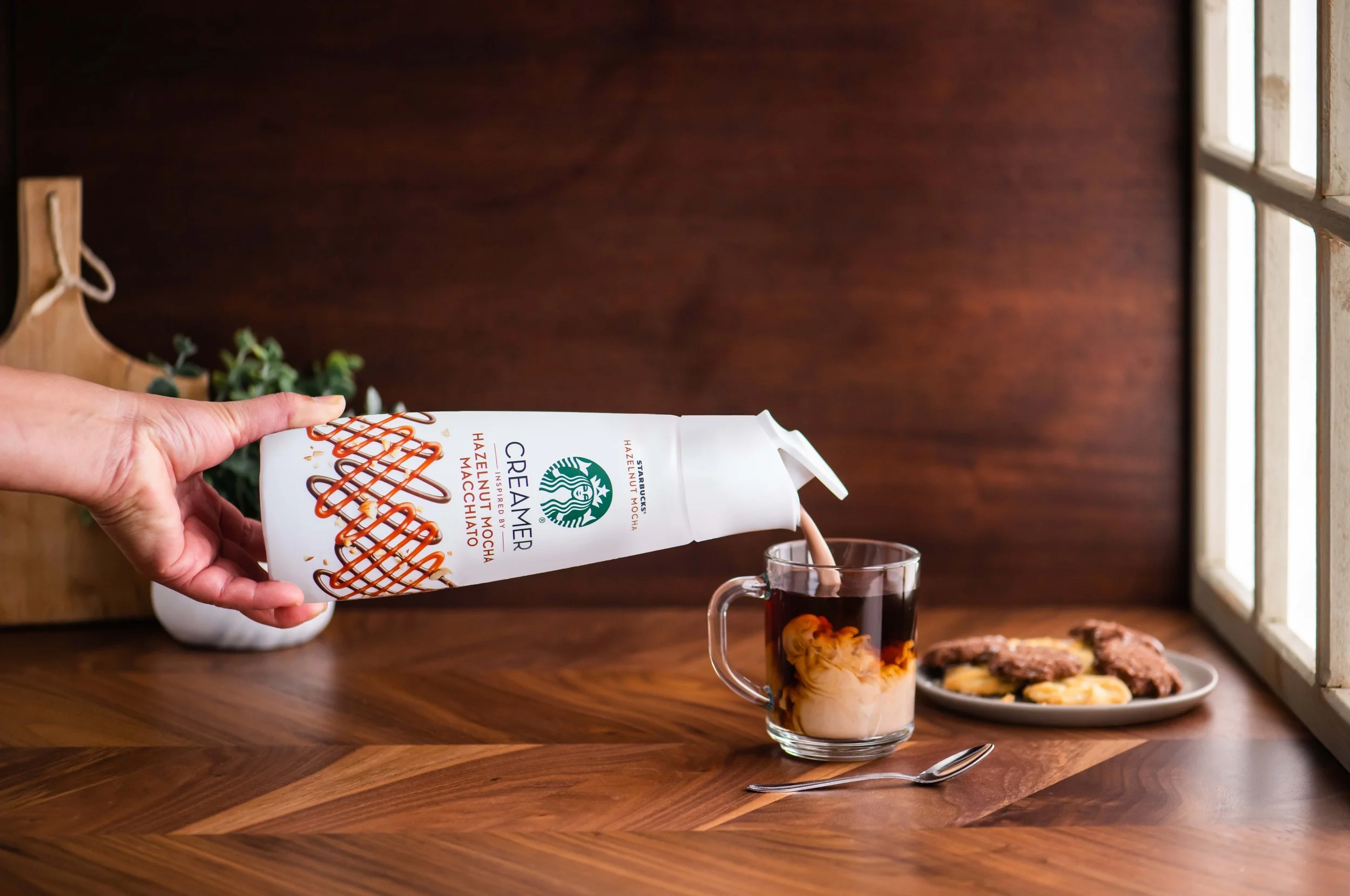 SBUX Dairy Hazelnut Mocha Macchiato 28oz-GIF-003.jpg