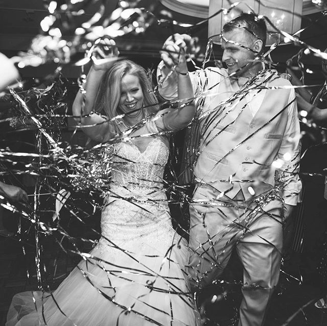 When your grand entrance is completely bananas!!!! So glad I got this moment!
.
.
.
#weddingdress #wedding #weddingexit #weddingexitinspiration #weddingstreamers #theknot #weddingwire #borrowedandblue #goldenhourcollective #midwestbride #detroitweddi