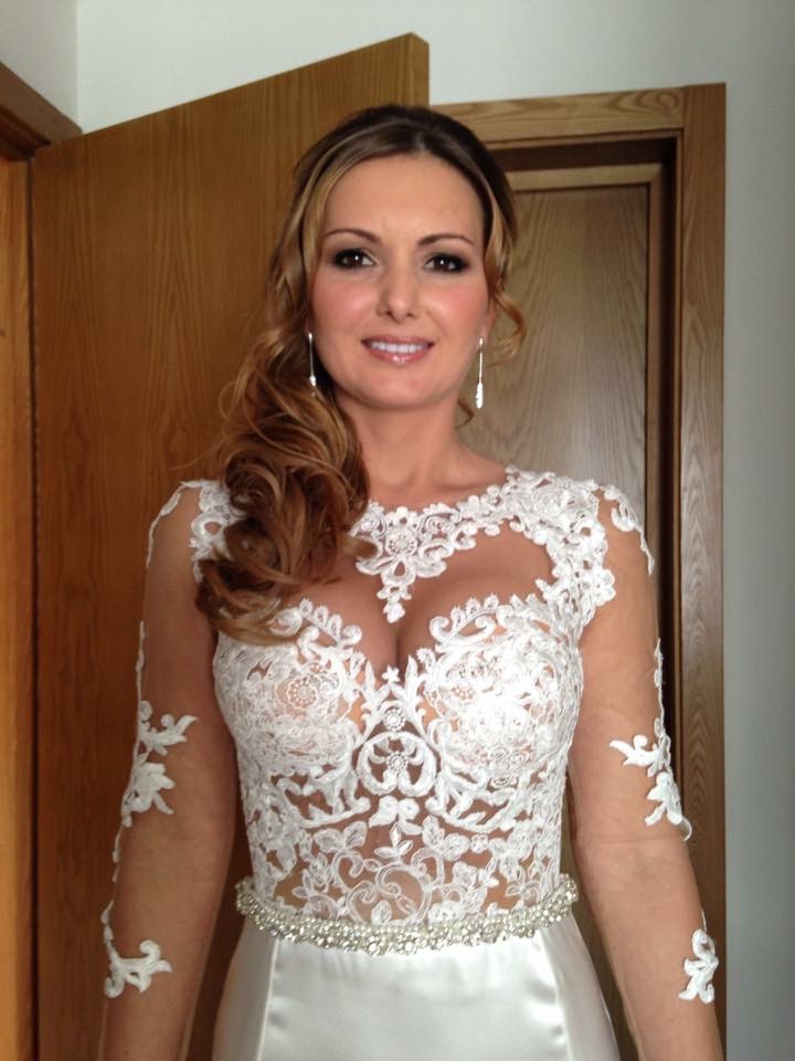 Side swept bridal hair and makeup by Anne Marie Cote Xperience