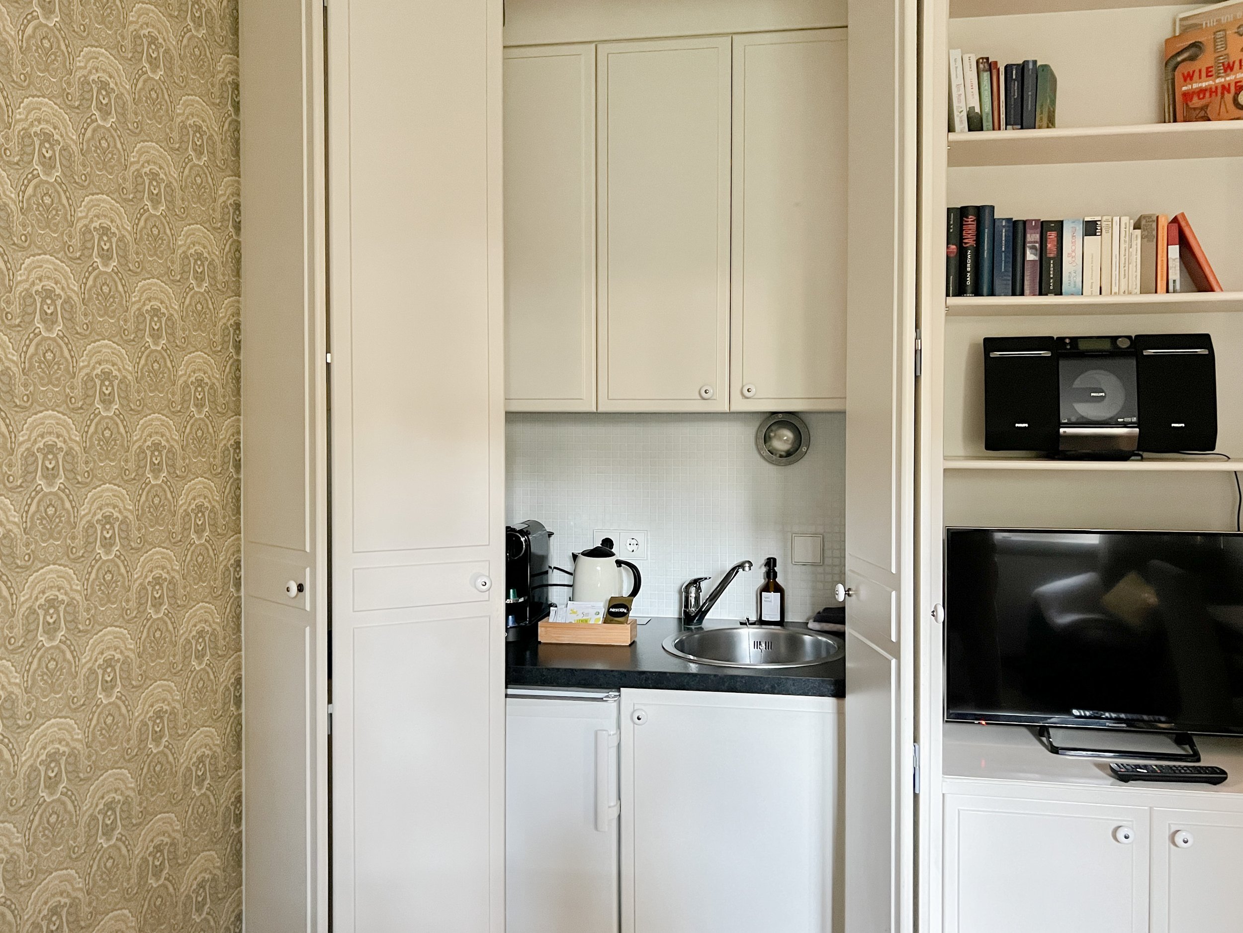 Example: Behind the folding doors a kitchenette with a fridge and stove