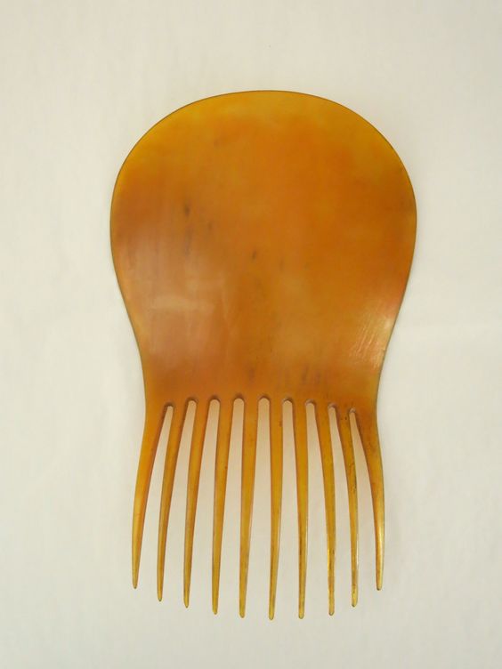 Mexican hair comb via El Baul de Mariquilla