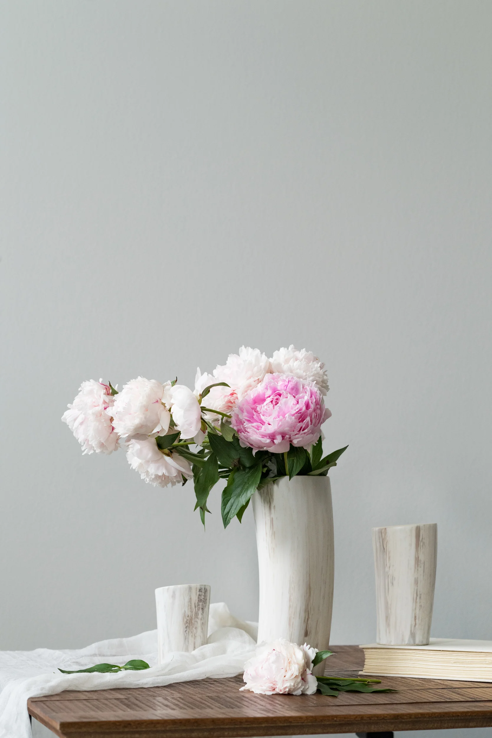 Horn_Vase_Lifestyle_Spring_2_Web.jpg