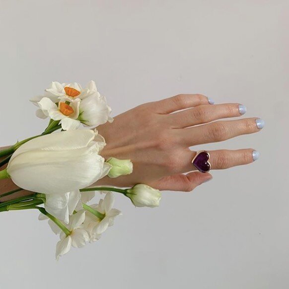 There are two things in this world that I can't get enough of: jewelry and flowers. @alinaabegg captures them both perfectly via her rose gold and amethyst Love Lollipop ring ♻️ Alina chooses manufacturers and suppliers based on their level of qualit