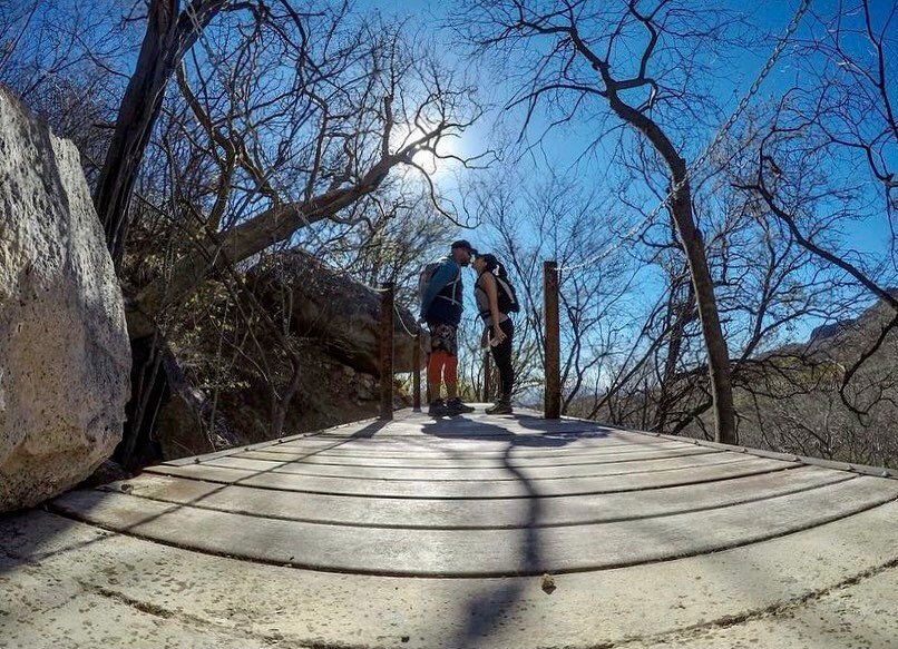 Aventur&aacute;ndose por el sendero puente 👩🏽&zwj;🤝&zwj;👨🏻🪨 

📷: @juli_lamb 
#parquelacolorada #alamossonora