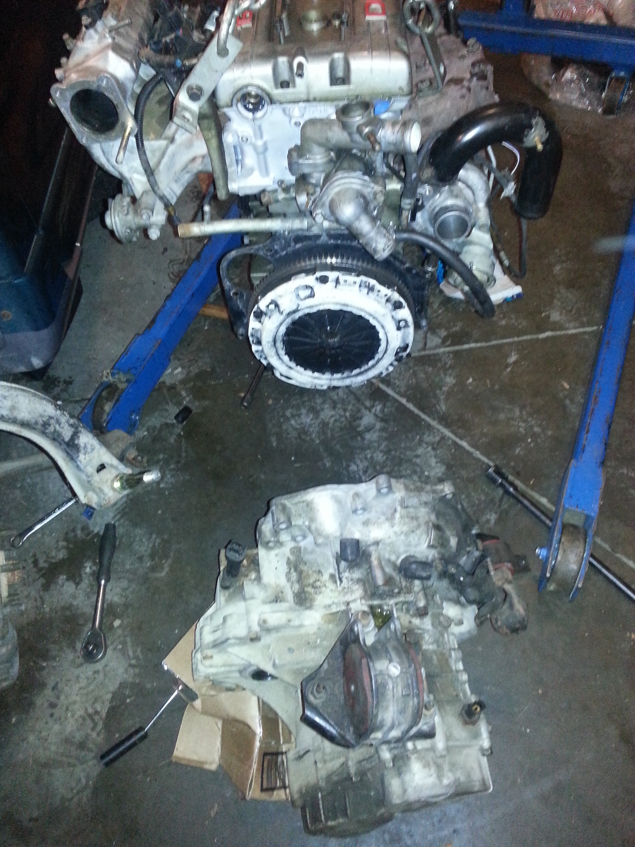 Putting the transmission onto the flywheel/clutch