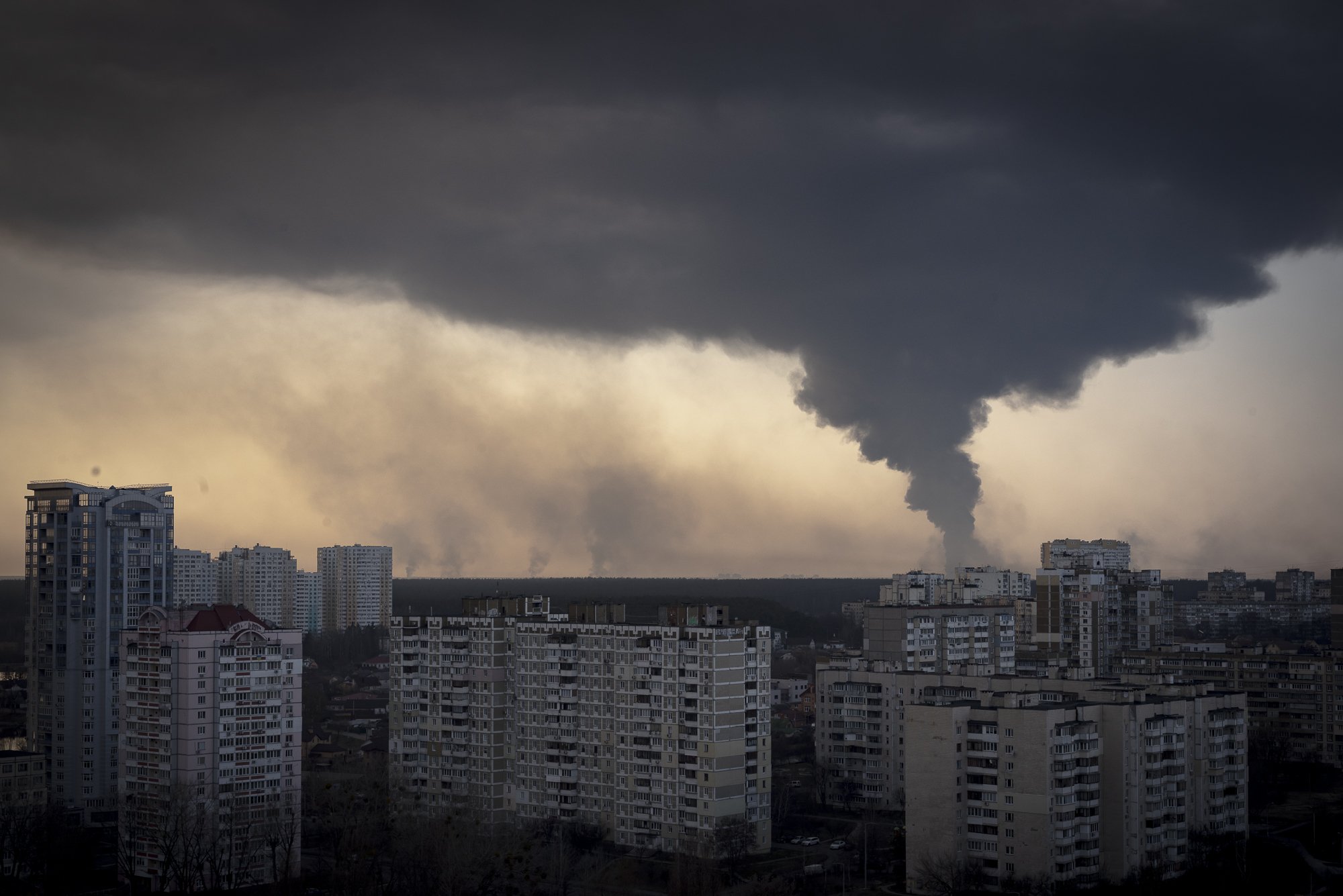  Smoke columns from the intense fight north Kyiv 