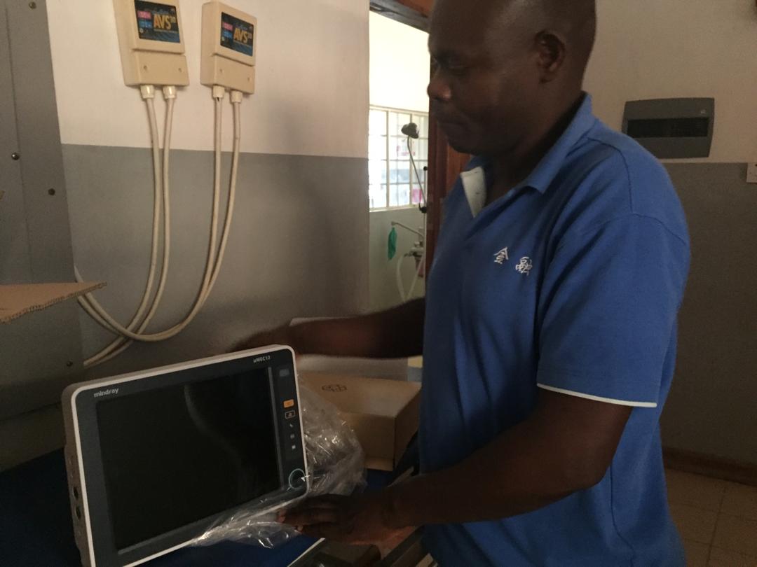 Kab Clinician, Patrik, preparing new anesthesia monitor in preparation for MediServ!