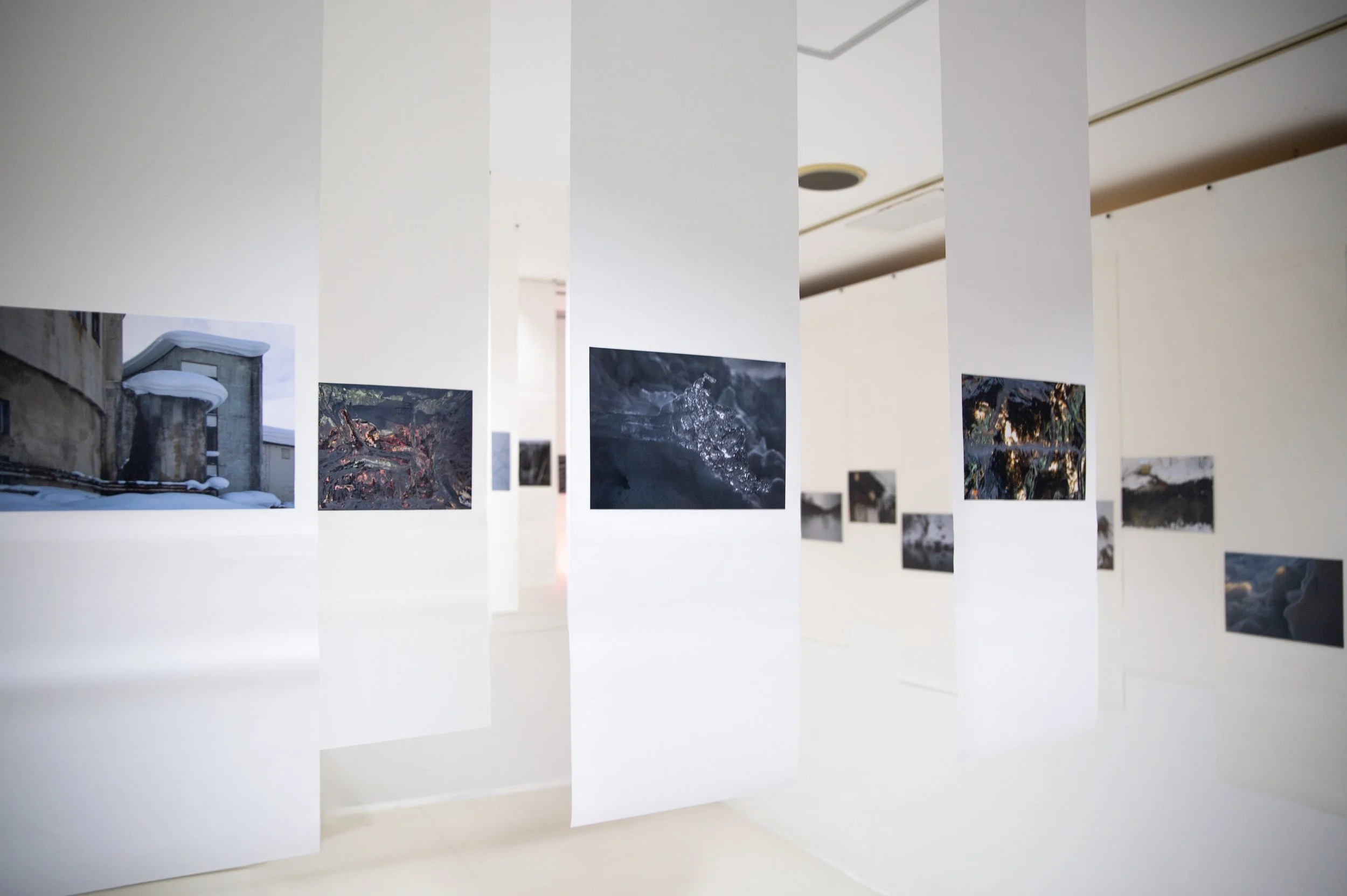  In winter 2026, artist Kenji Siratori and I began a collaborative project combining photography, field notes, sound, and moving image, developed through our residency at Tenjinyama Art Studio and research trips across the Hokkaido region.  After pre