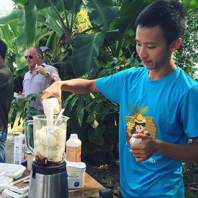 Darren whips up some delicious ice cream with coffee, mascarpone, and fresh cow milk! #fresh #farmtotable #eatlocal #singavore #sgfood