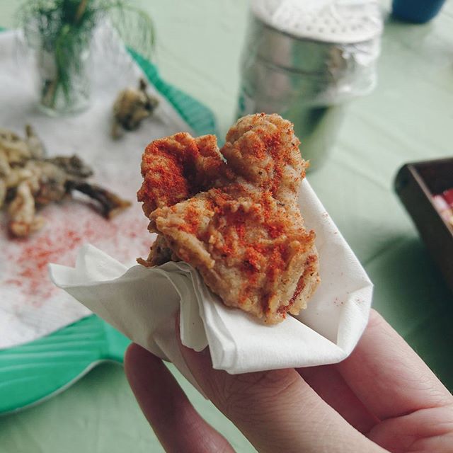 Afternoon snack today is... Fried frog meat with spicy powder. #frogfarm #sgfarming #singaporeyoungfarmers #sgyoungfarmers #singapore #exploresingapore