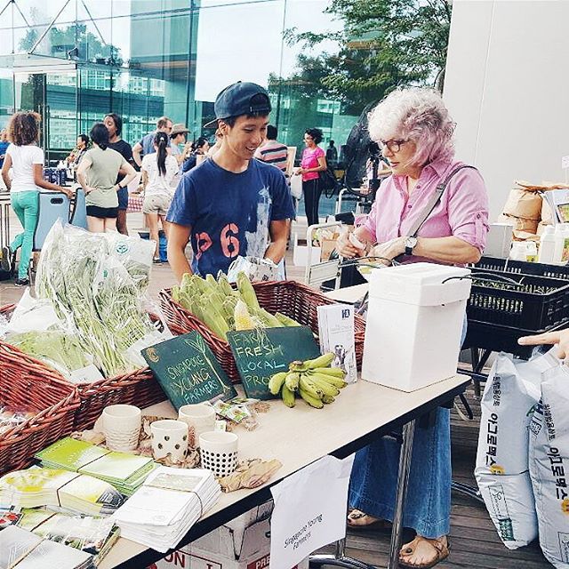 Farmers Market in town! 
Like us on Facebook and be updated on farms in Singapore. Link in bio. 
#sgyoungfarmers #farmersmarket #farms #singapore