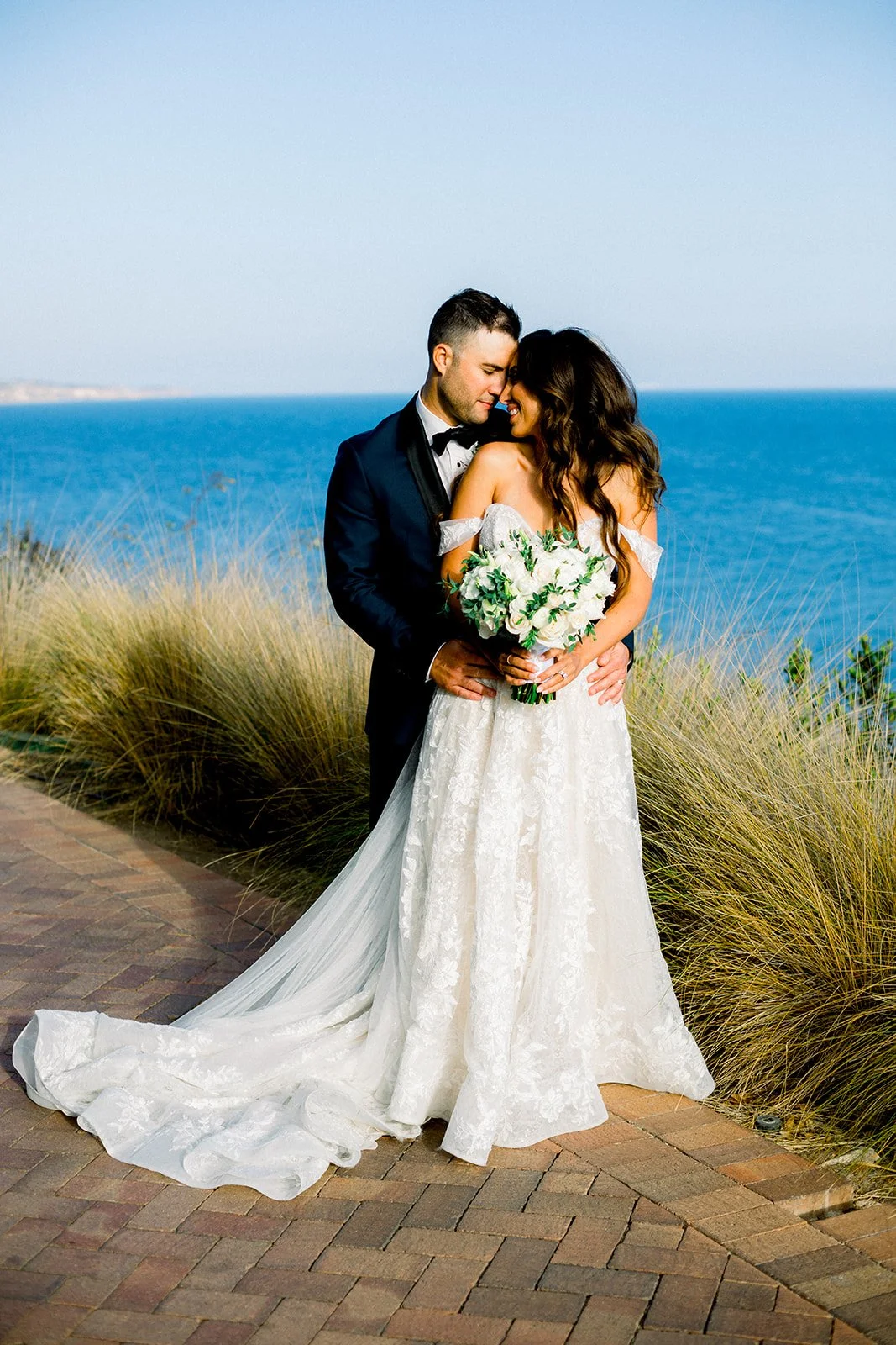Bride and groom on Terranea cliffs – Orange County wedding photographer