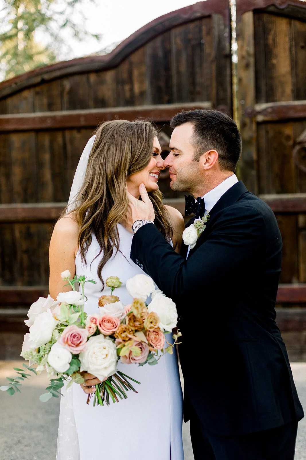 Bride and groom at Rancho Las Lomas courtyard – Southern California wedding photographer