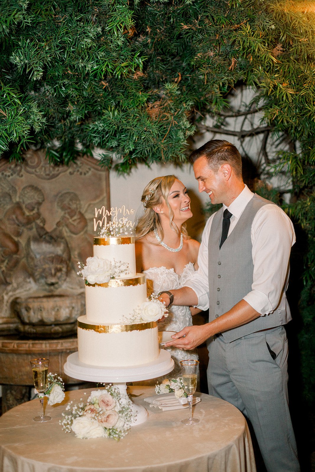 Bride and groom in Franciscan Gardens courtyard – Southern California photographer