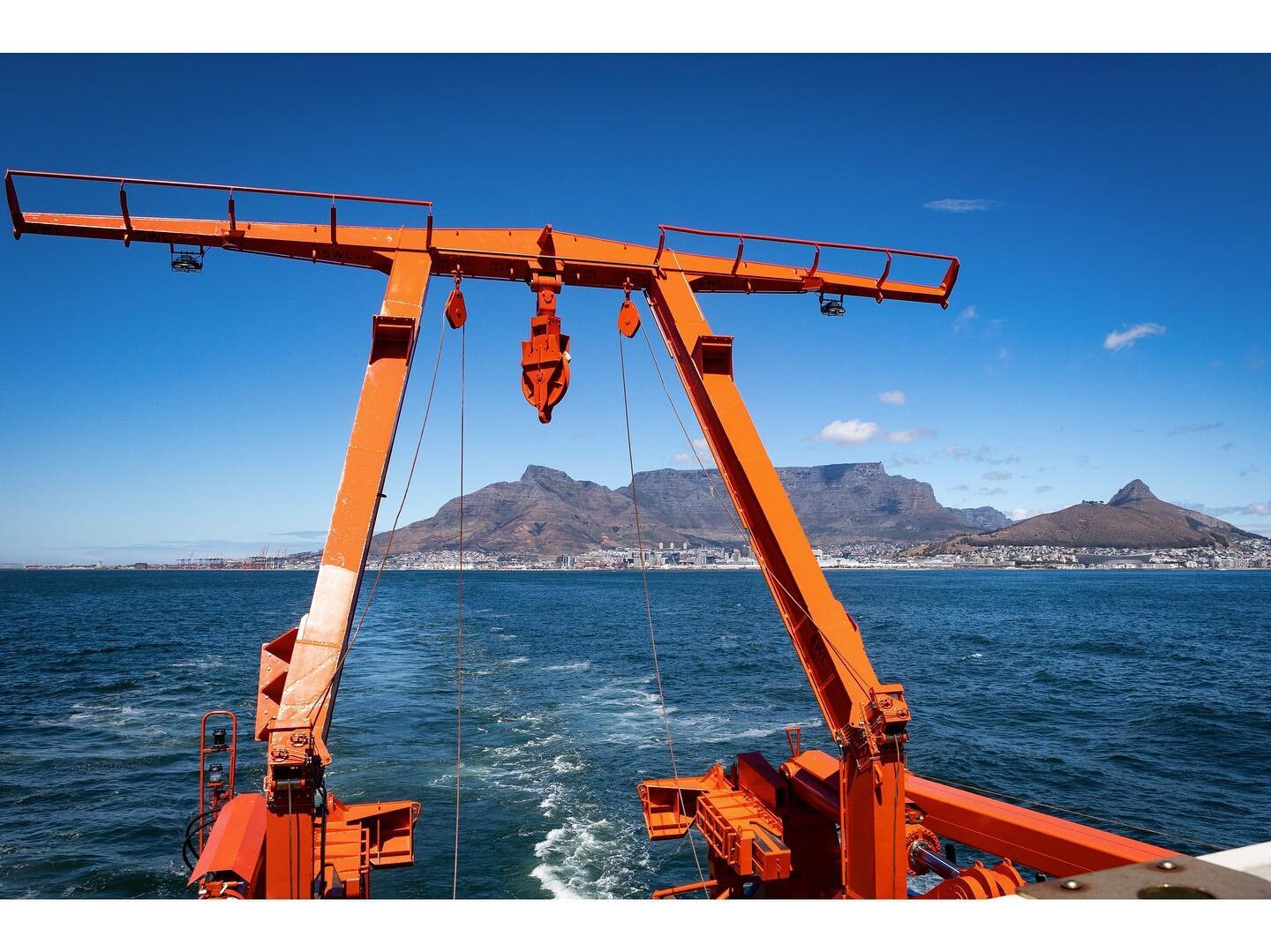 On the 3rd of March we left the harbour of Cape Town after 10 days of quarantine to begin our  journey down south! About a week of steaming lies before us und the unpacking and preparation of gear, laboratories and also the helicopters could begin! W