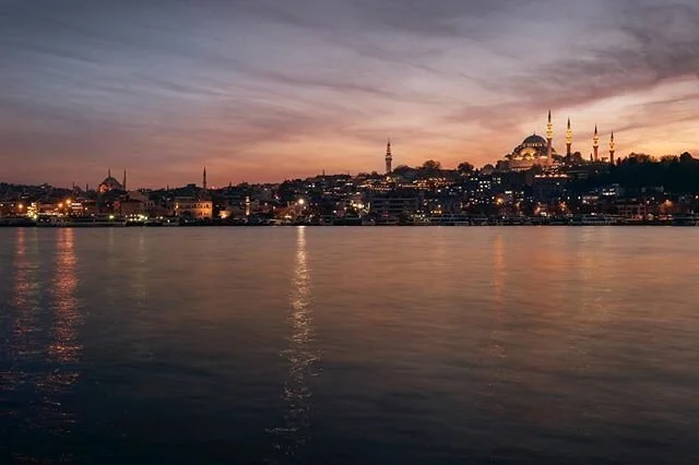 Les bords du Bosphore le soir et cette atmosph&egrave;re si particuli&egrave;re qui me fait autant aimer Istanbul.
