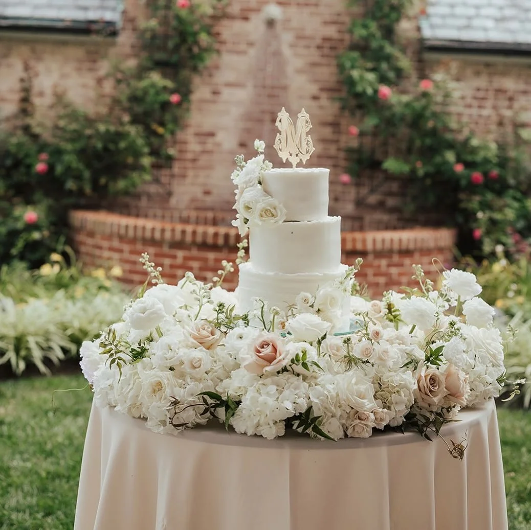 Floral details, sweet perfection.
Cake Meadow: @mossandvineeventdesign 
Cake Design/Styling: @houseofclarendon