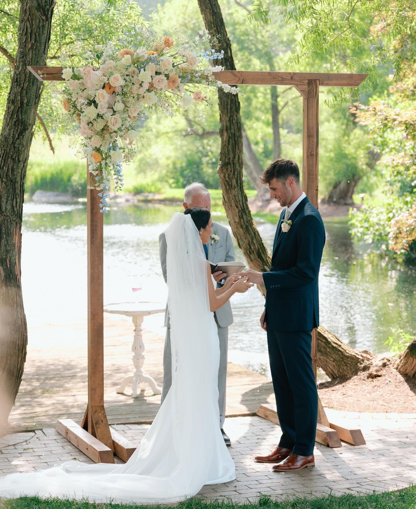 Blooms for the &ldquo;I do.&rdquo;
Photography: @abigaildakota_photo 
Venue: @thefarmateaglesridge