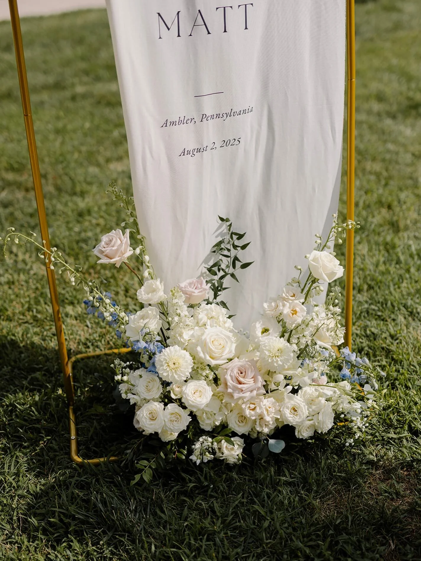 A ground floral arrangement is the perfect addition to your welcome sign!

Venue: @themanorhouseatprophecycreek
Event planning: @eventsbygillianandco
Photo: @mattkarkphotography
Video: @soulnarrativestudios
Florals: @mossandvineeventdesign
Dress: @da