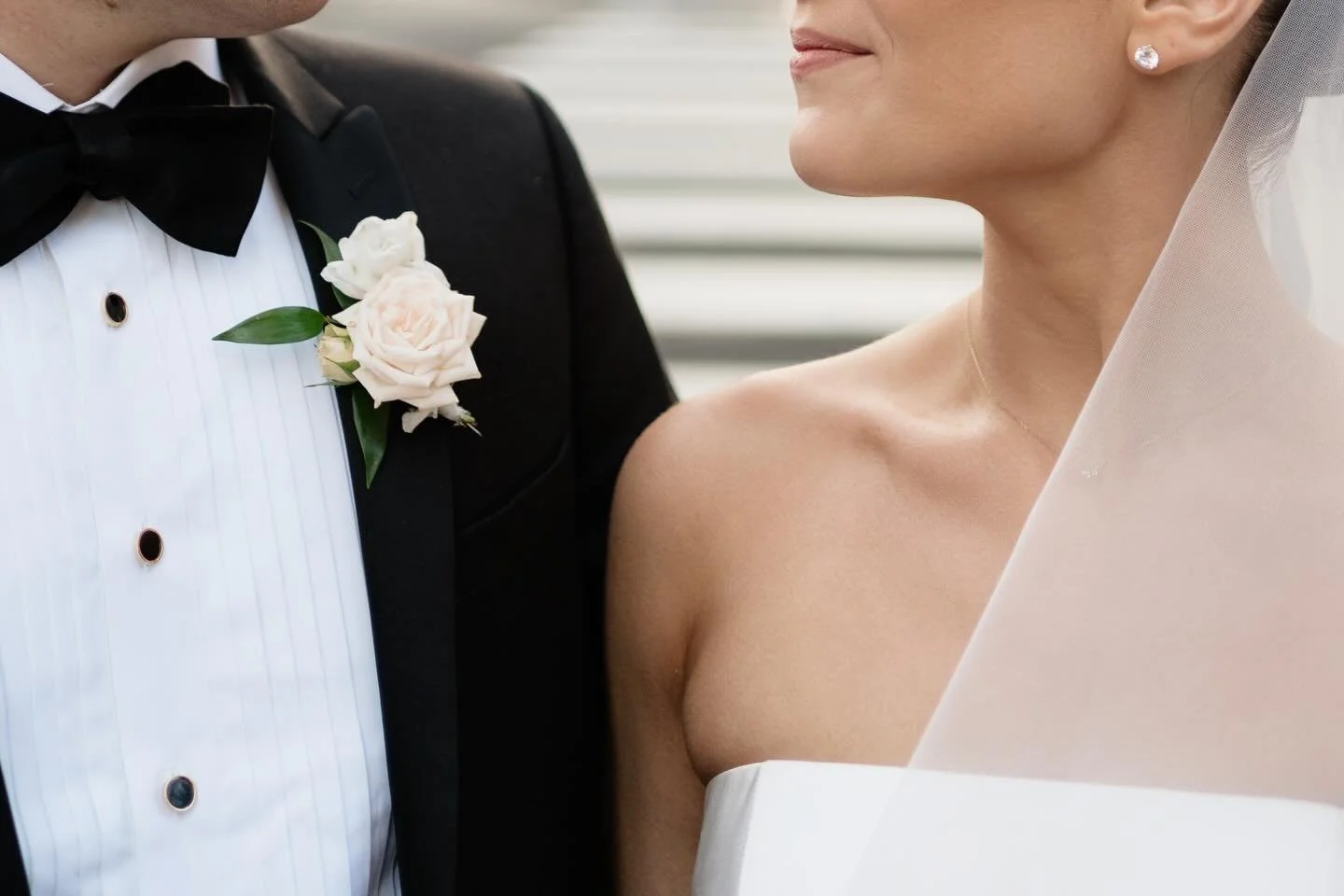 A soft, romantic detail for him 

Photography: @caterina_photography 
Florals: @mossandvineeventdesign