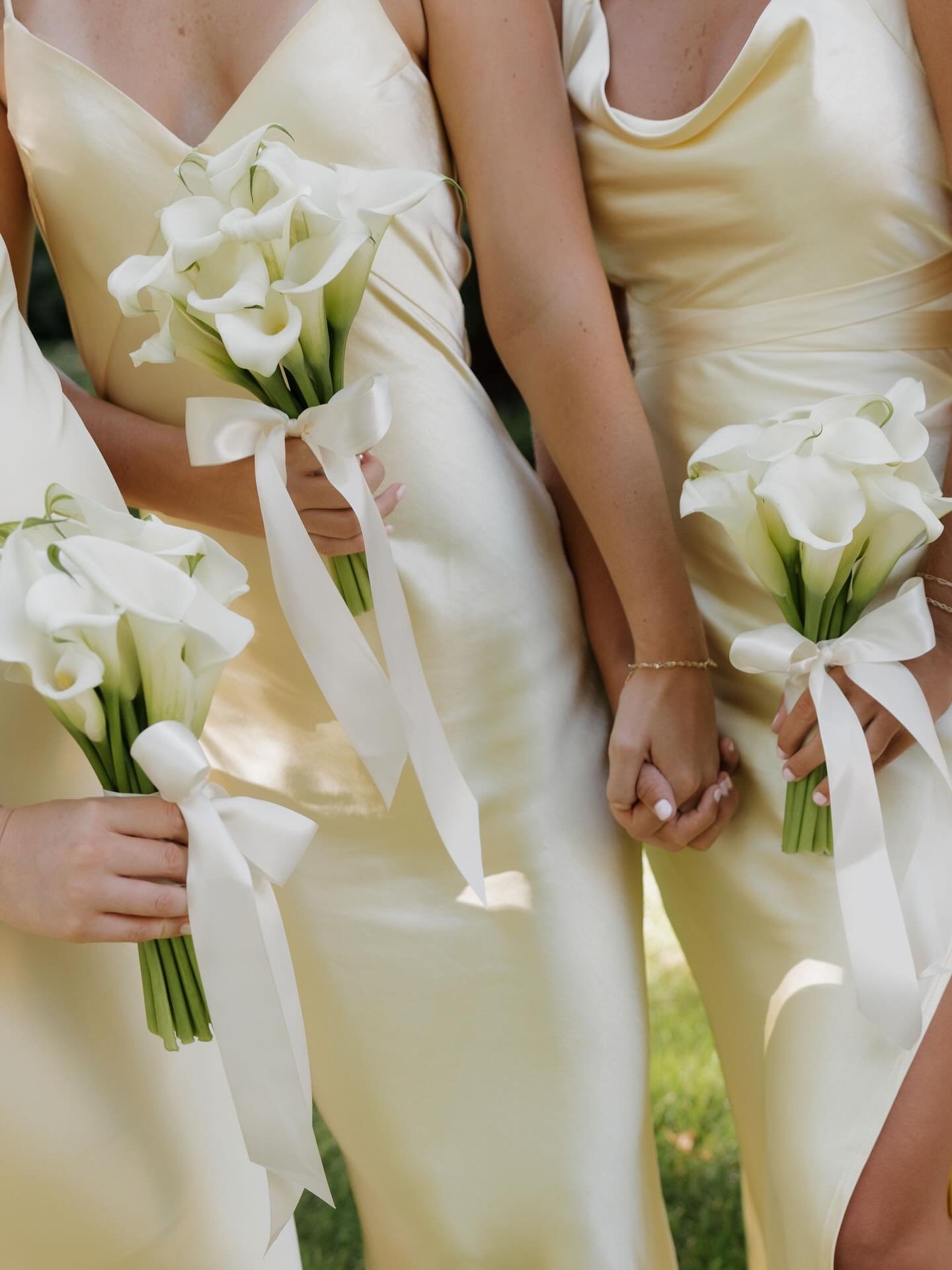 Soaking up every bit of this warm, golden glow☀️

Photography: @juliaaingle 
Flowers: @mossandvineeventdesign 
Venue: @drumoreestate
