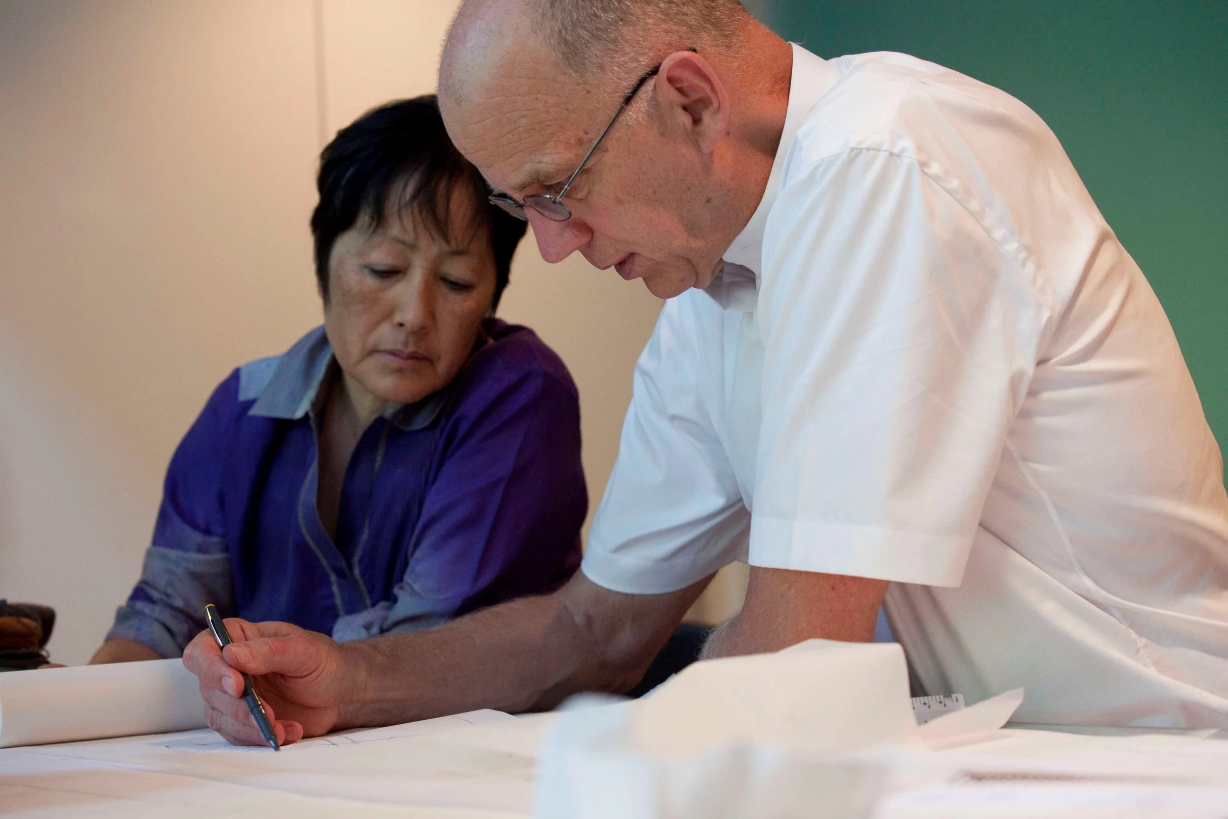 既是事业上的得力伙伴，也是生活中的甜蜜伴侣，两个人享受着工作与生活的双重平衡