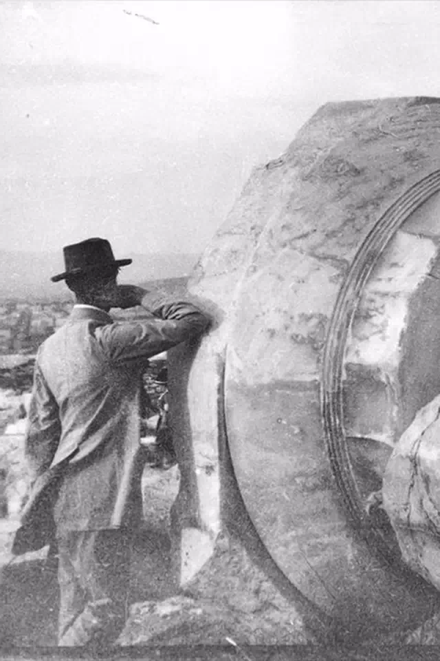 布旅伴Klipstein于帕蒂农神庙旁，柯布摄于1911年。