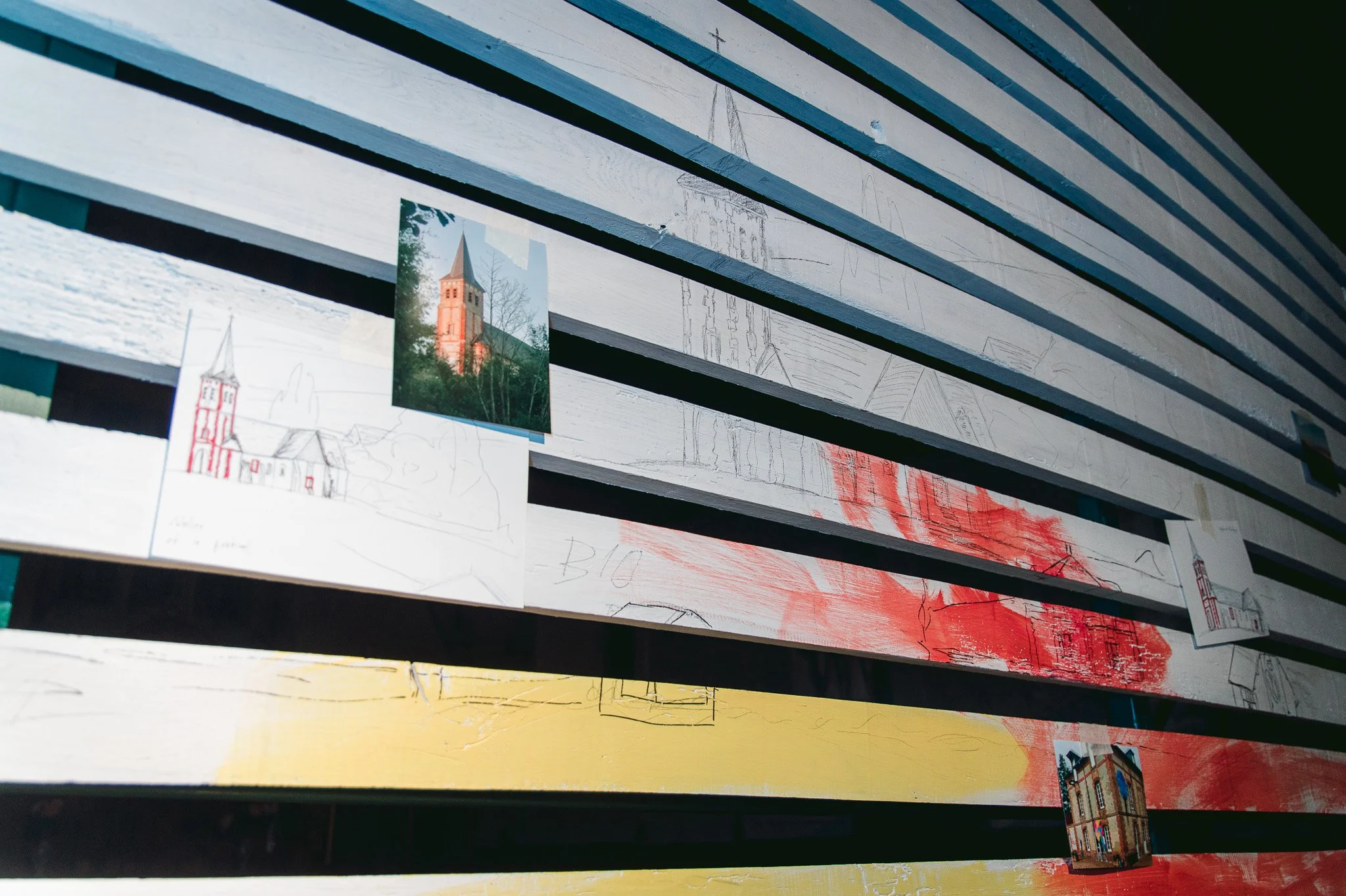 Miroir Normand, Daniel Nicolaevsky, église Saint-Vincent de Martagny, 2026 : détail des douves peintes, des photos d'habitants et des traces de couleur.