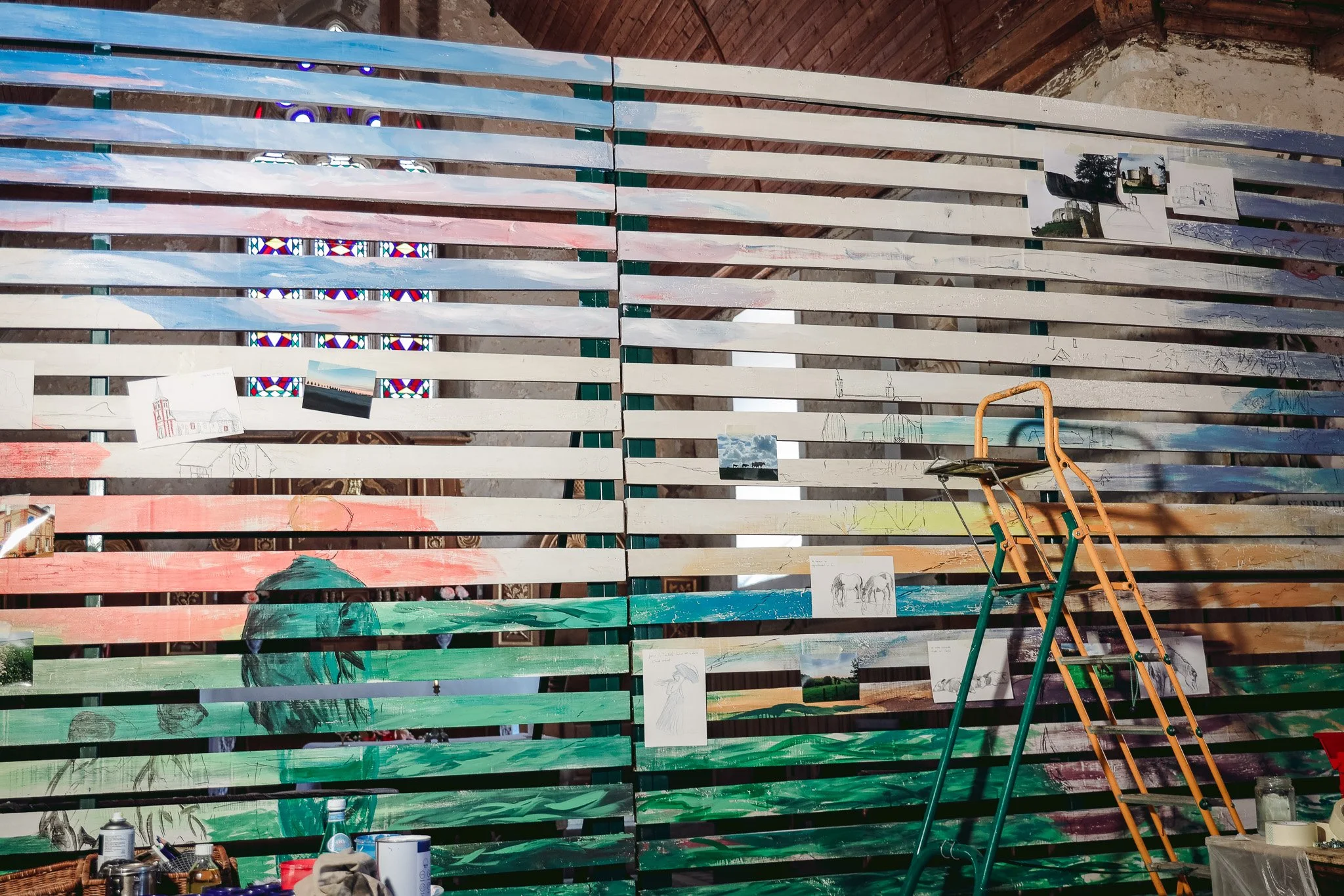 Miroir Normand, Daniel Nicolaevsky, église Saint-Vincent de Martagny, 2026 : la fresque en cours, avec un escabeau.