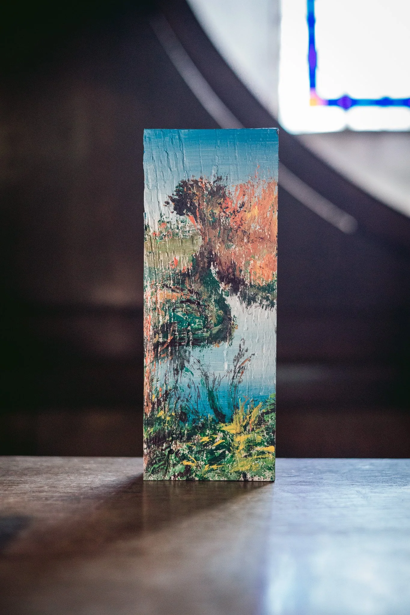 Miroir Normand, Daniel Nicolaevsky, église Saint-Vincent de Martagny, 2026 : une douve peinte posée dans la lumière d'une fenêtre.