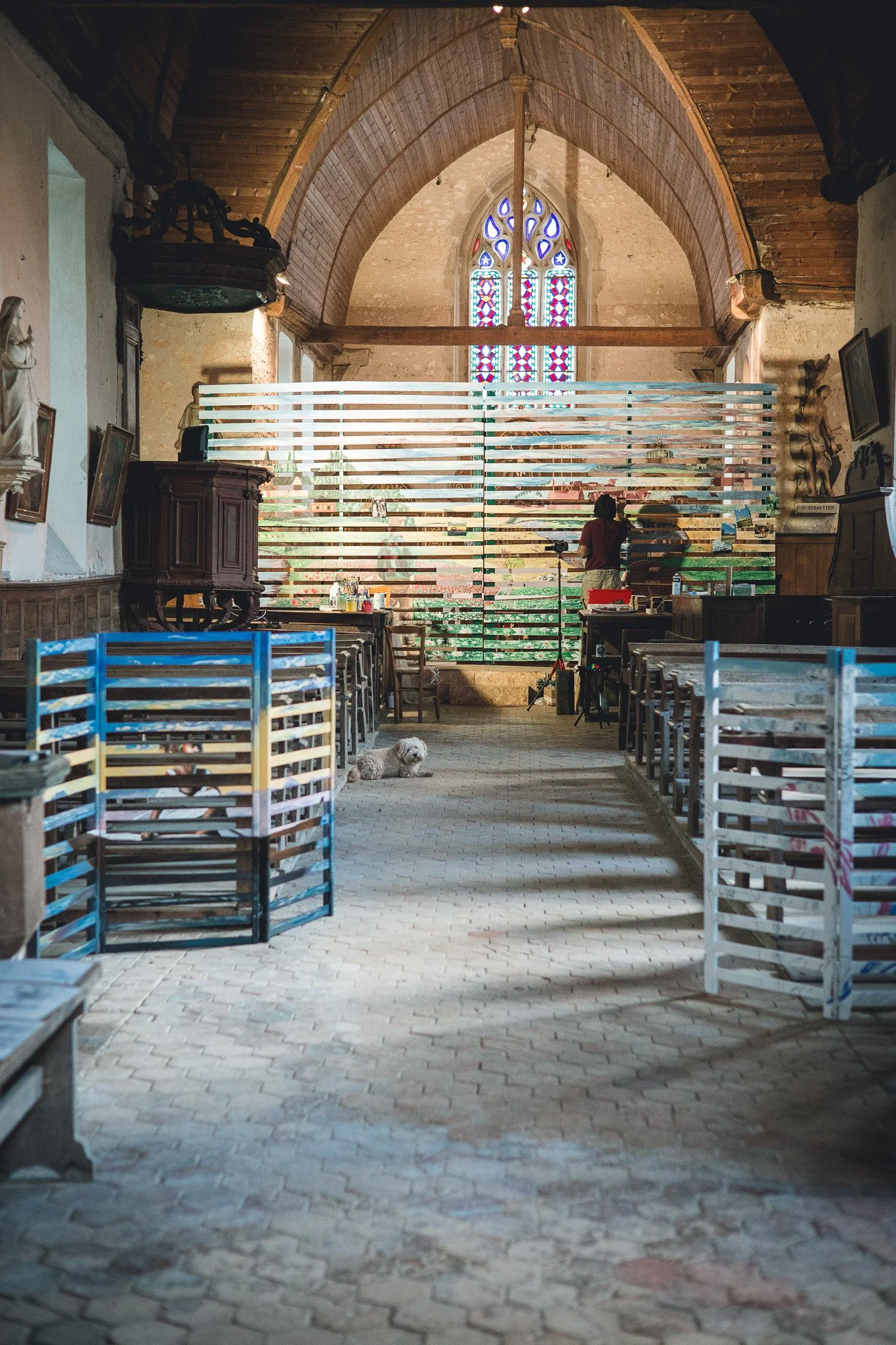 Miroir Normand, Daniel Nicolaevsky, église Saint-Vincent de Martagny, 2026 : vue de la nef avec les supports de douves.